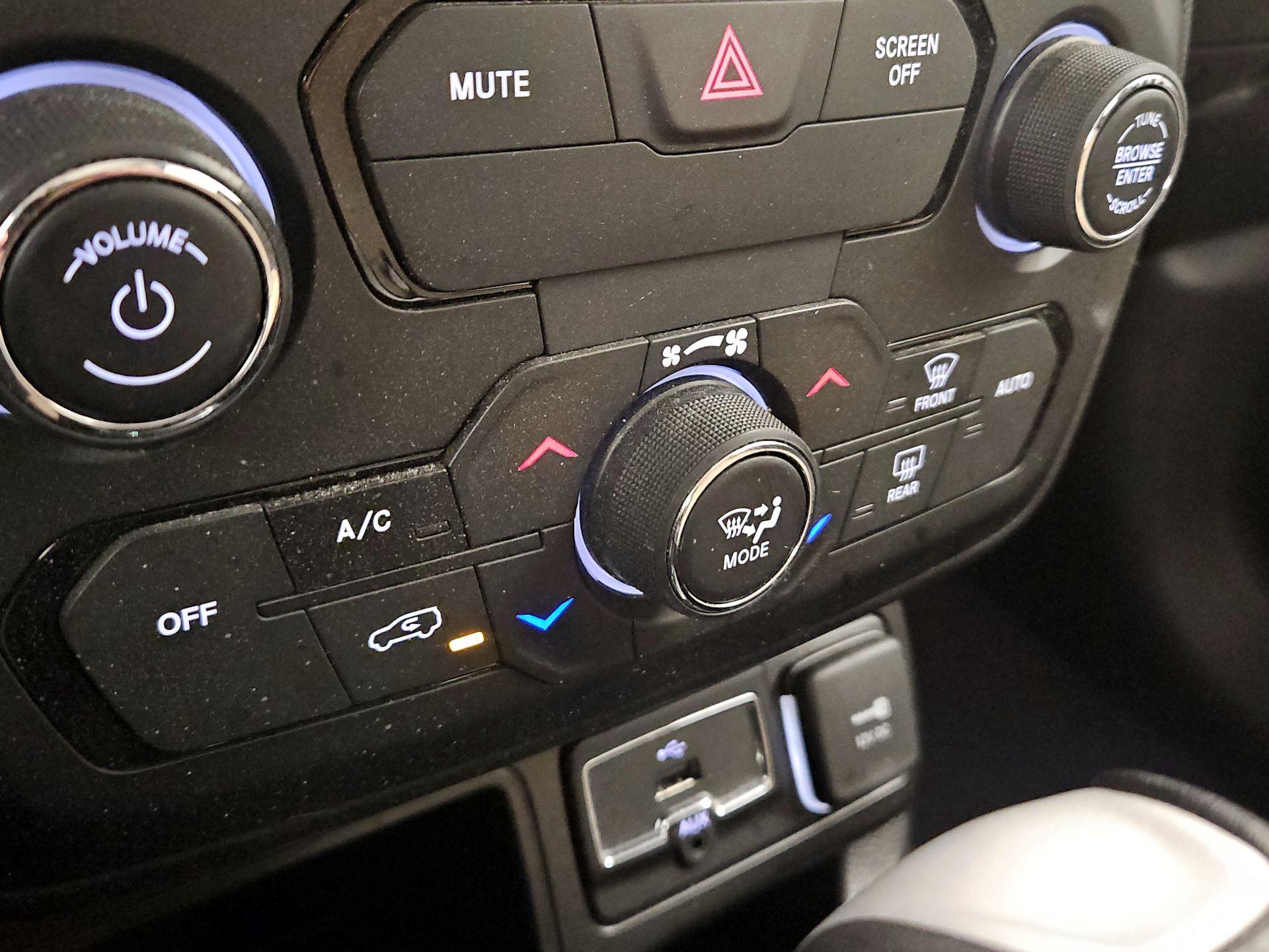 Thumbnail: 2020 Jeep Renegade - 17