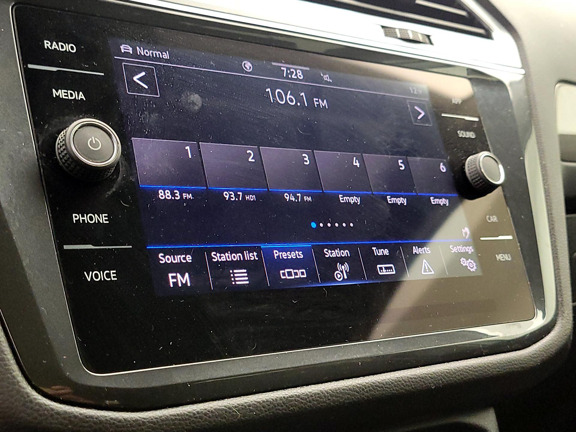 Thumbnail: 2022 Volkswagen Tiguan - 15