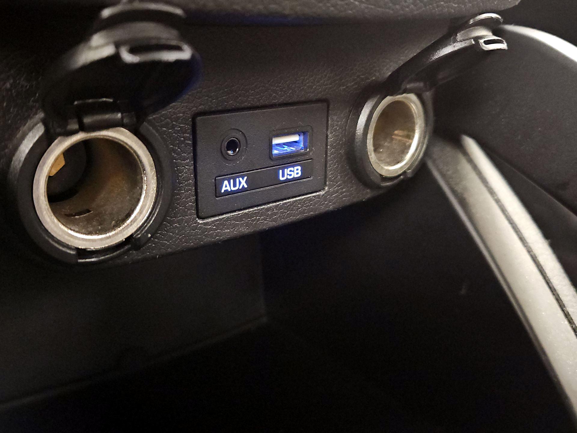 Thumbnail: 2017 Hyundai Veloster - 18