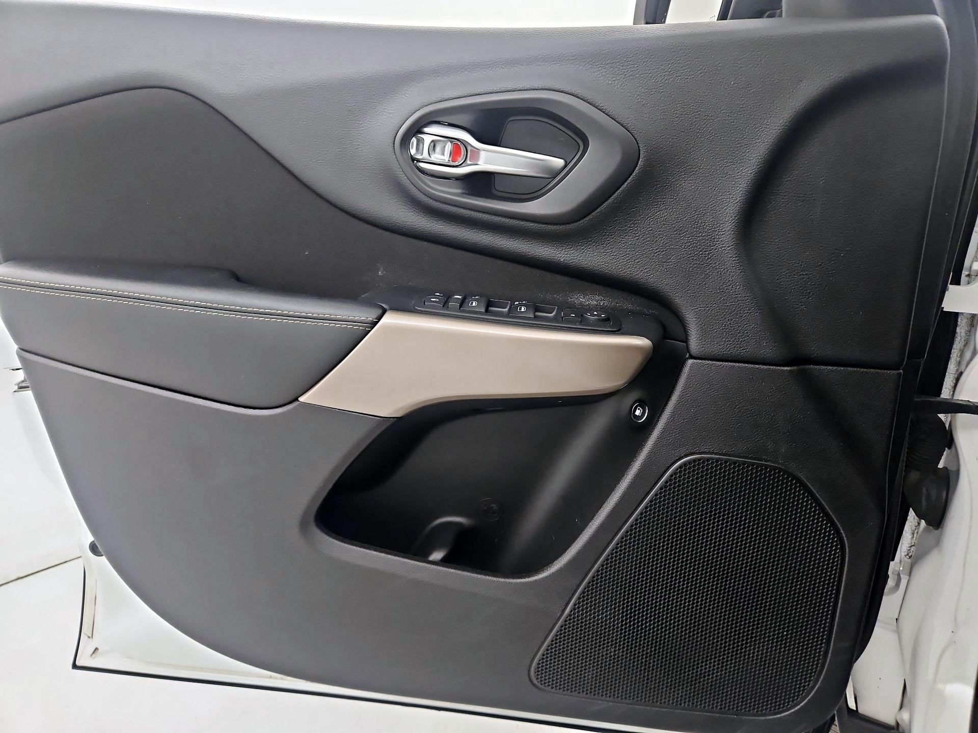 Thumbnail: 2017 Jeep Cherokee - 12