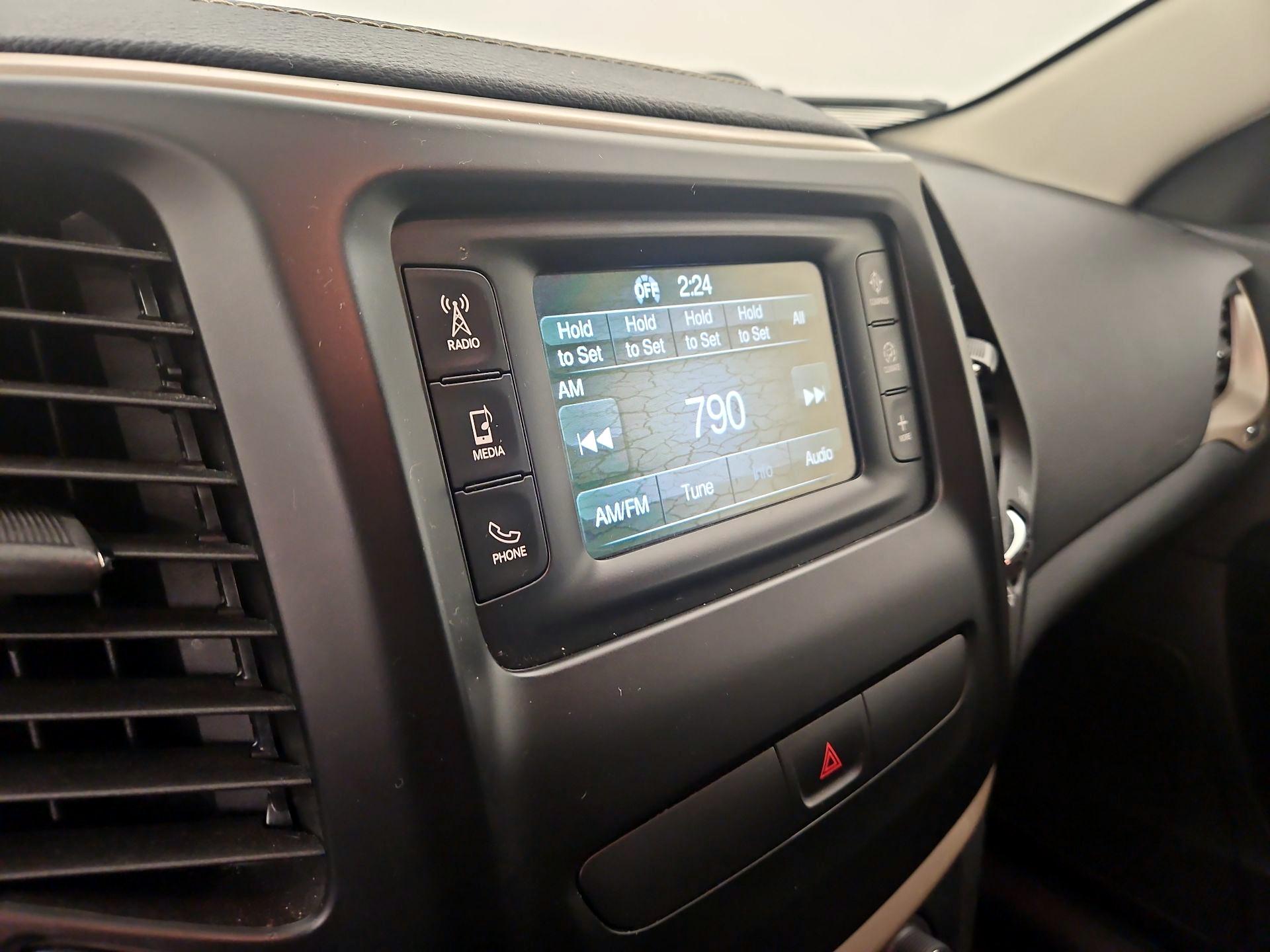 Thumbnail: 2017 Jeep Cherokee - 15