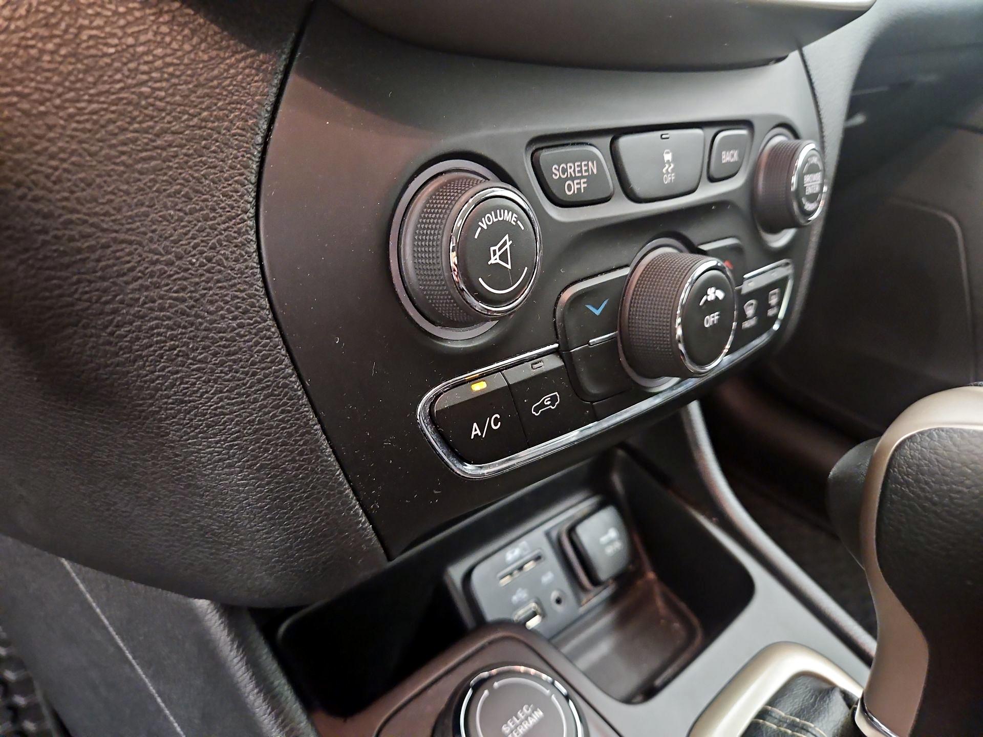 Thumbnail: 2017 Jeep Cherokee - 16