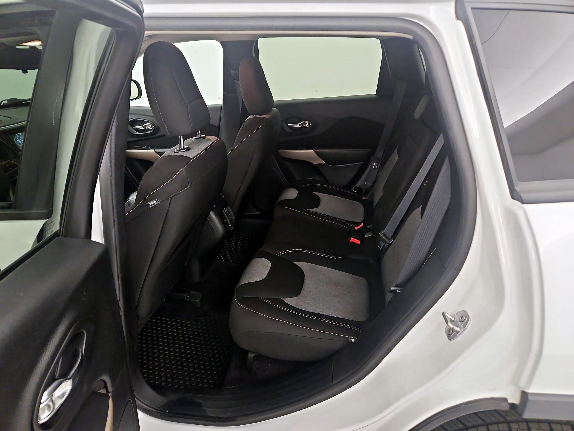 Thumbnail: 2017 Jeep Cherokee - 19