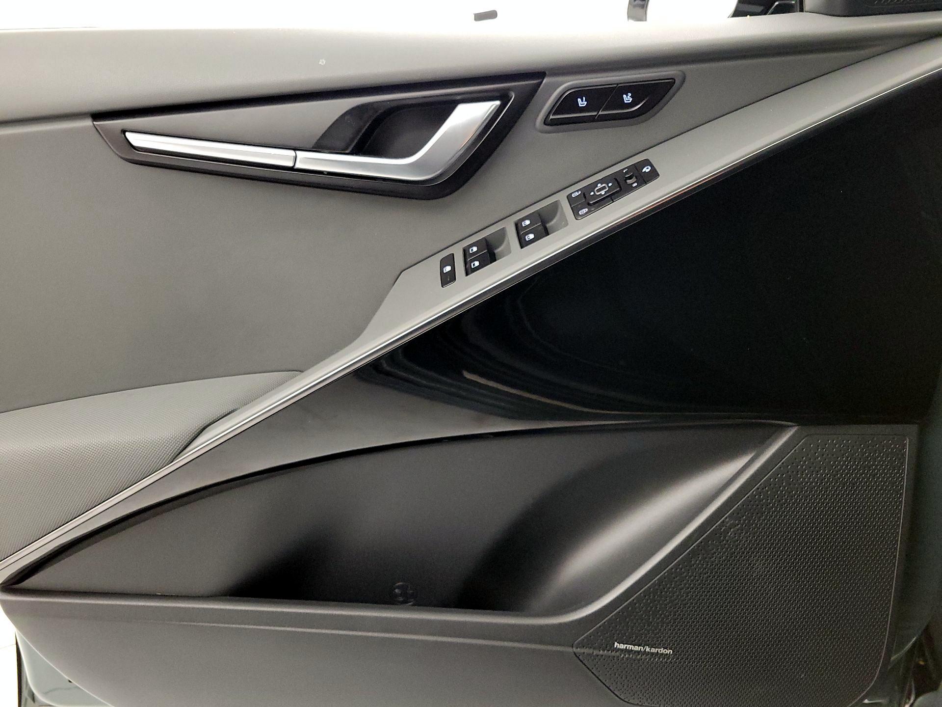 Thumbnail: 2023 Kia Niro - 12