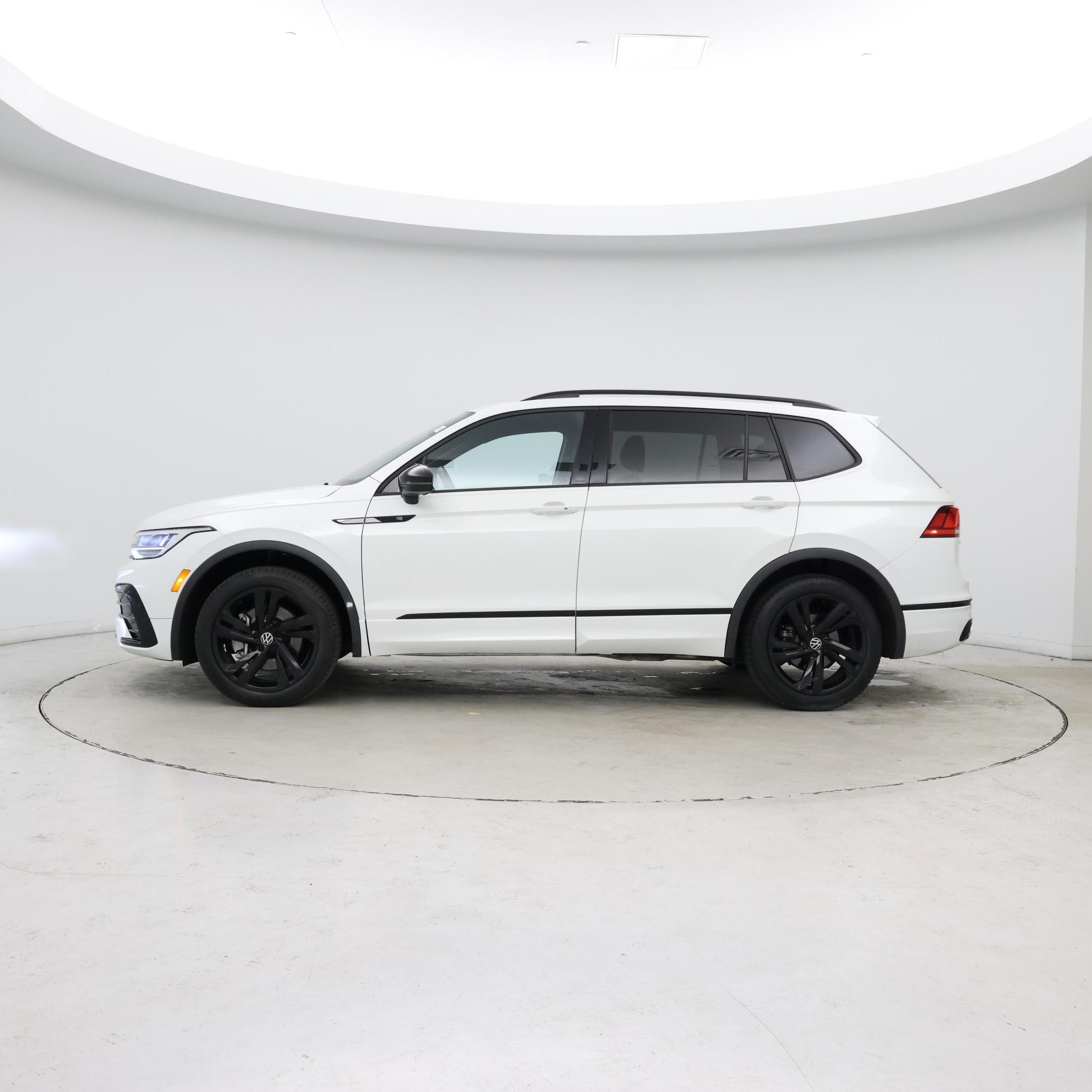 Thumbnail: 2023 Volkswagen Tiguan - 3