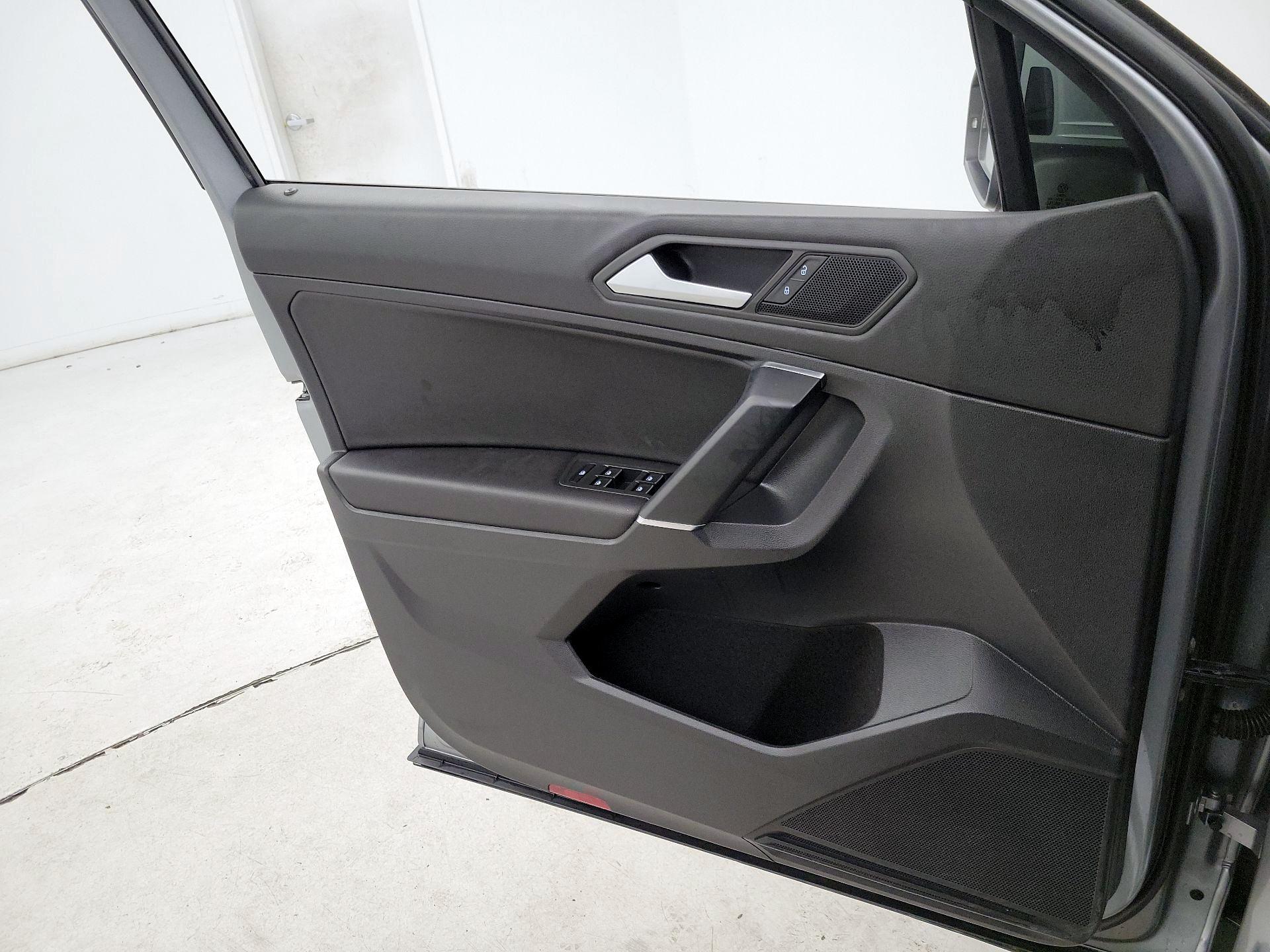 Thumbnail: 2020 Volkswagen Tiguan - 12