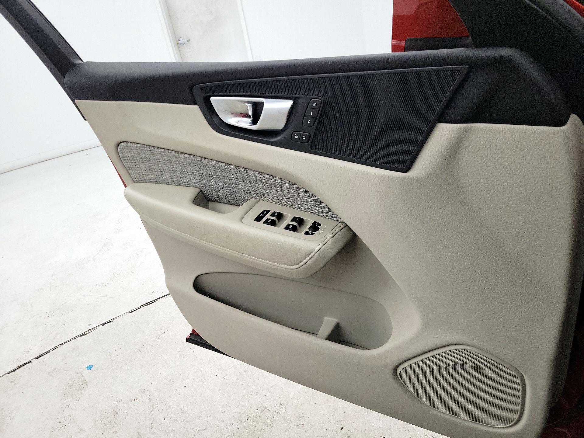 Thumbnail: 2022 Volvo XC60 - 12