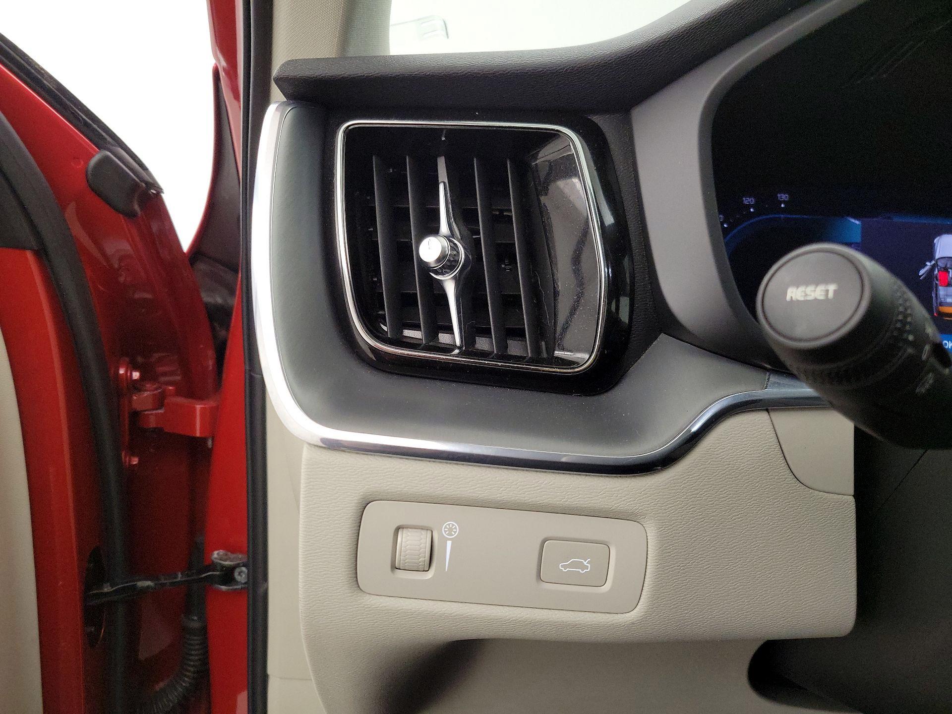 Thumbnail: 2022 Volvo XC60 - 13