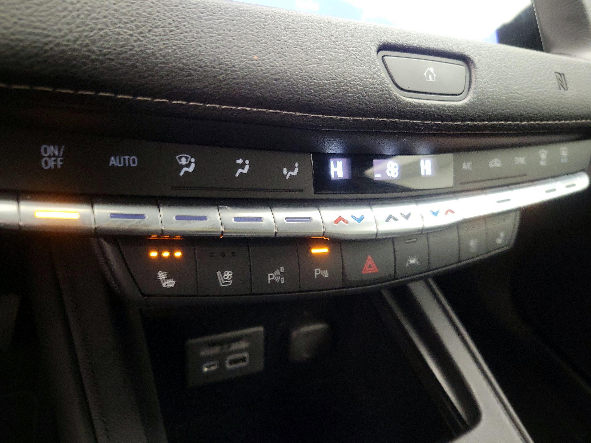 Thumbnail: 2021 Cadillac XT4 - 16