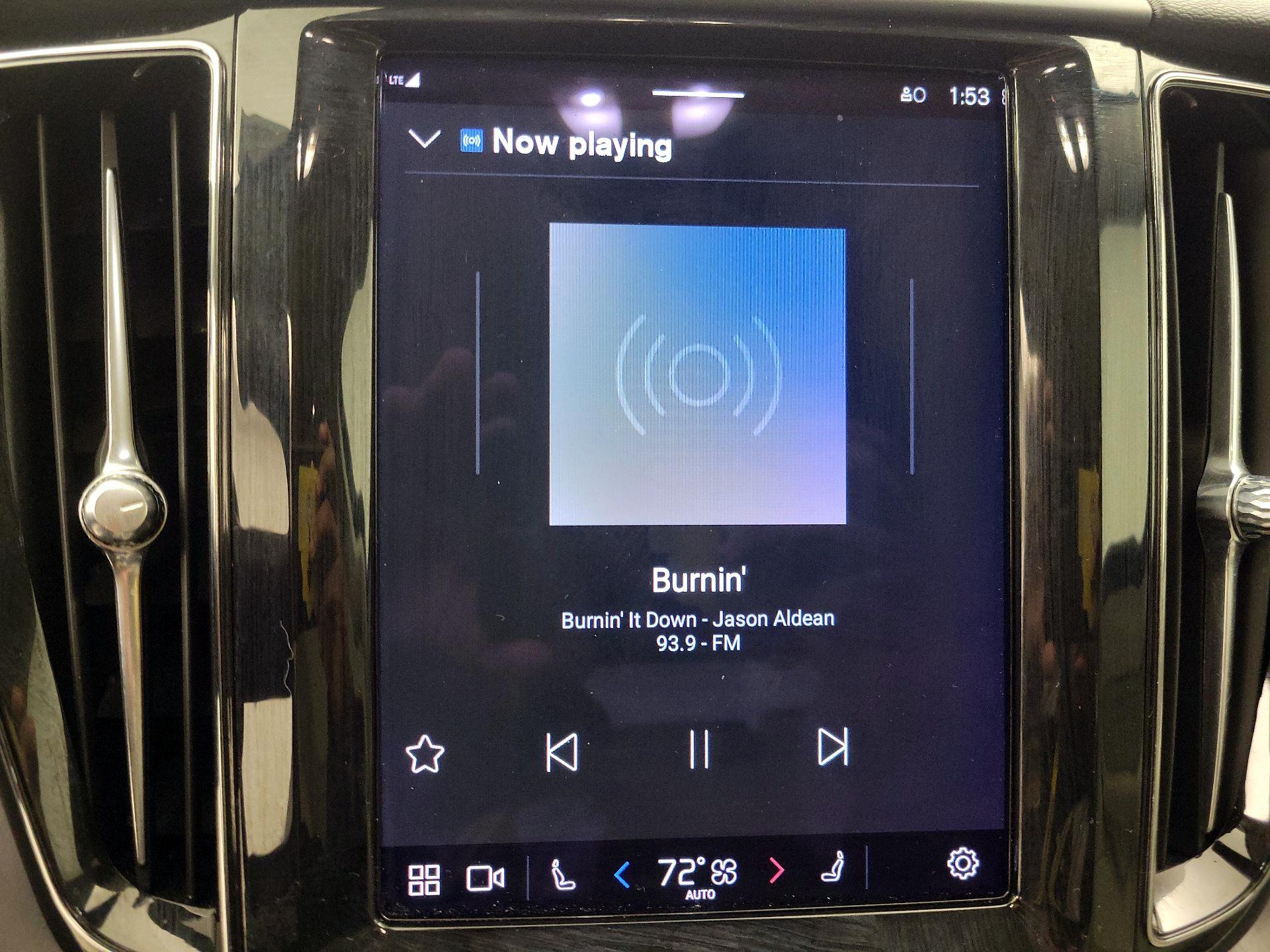 Thumbnail: 2022 Volvo XC60 - 16