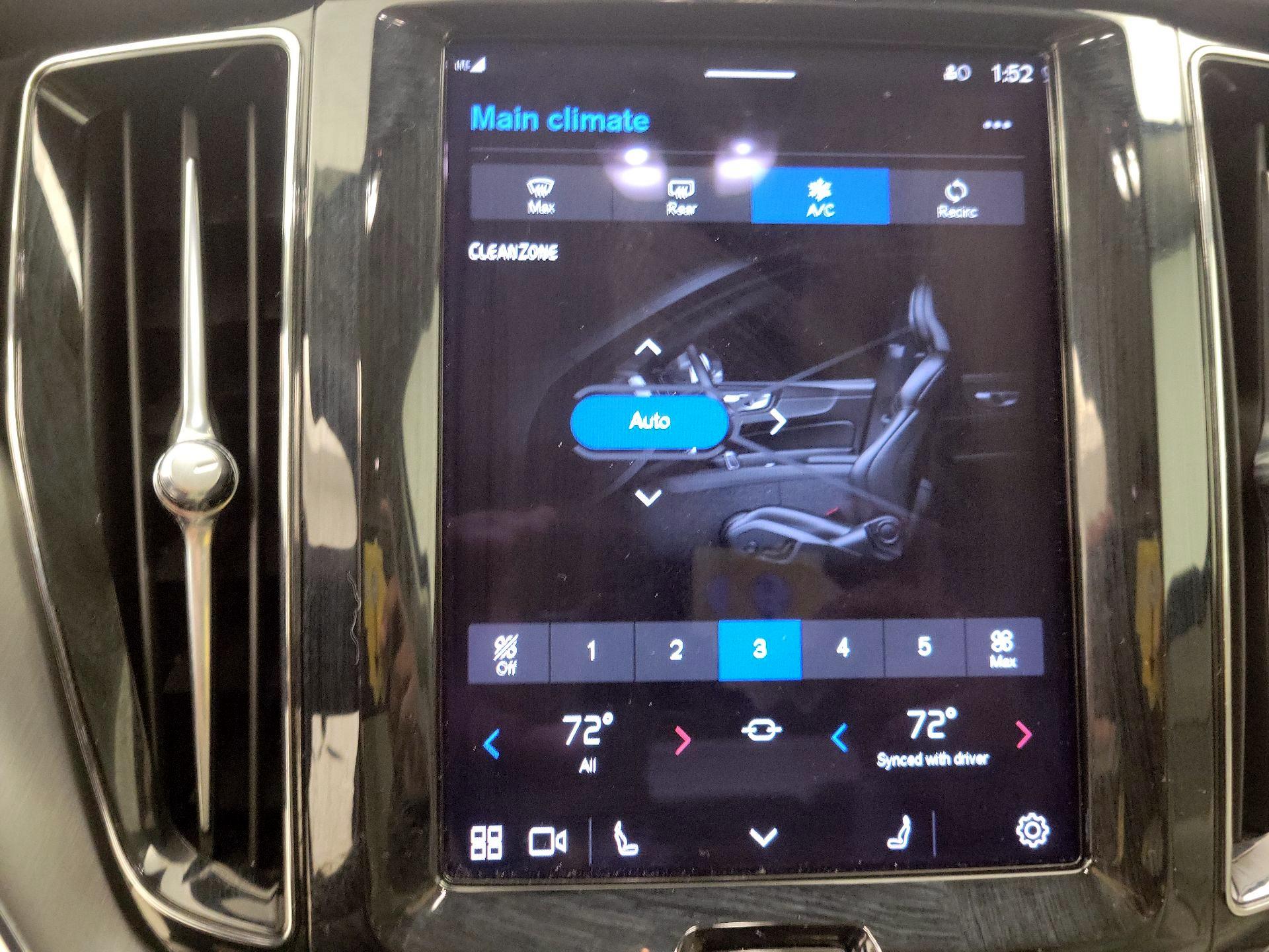 Thumbnail: 2022 Volvo XC60 - 17