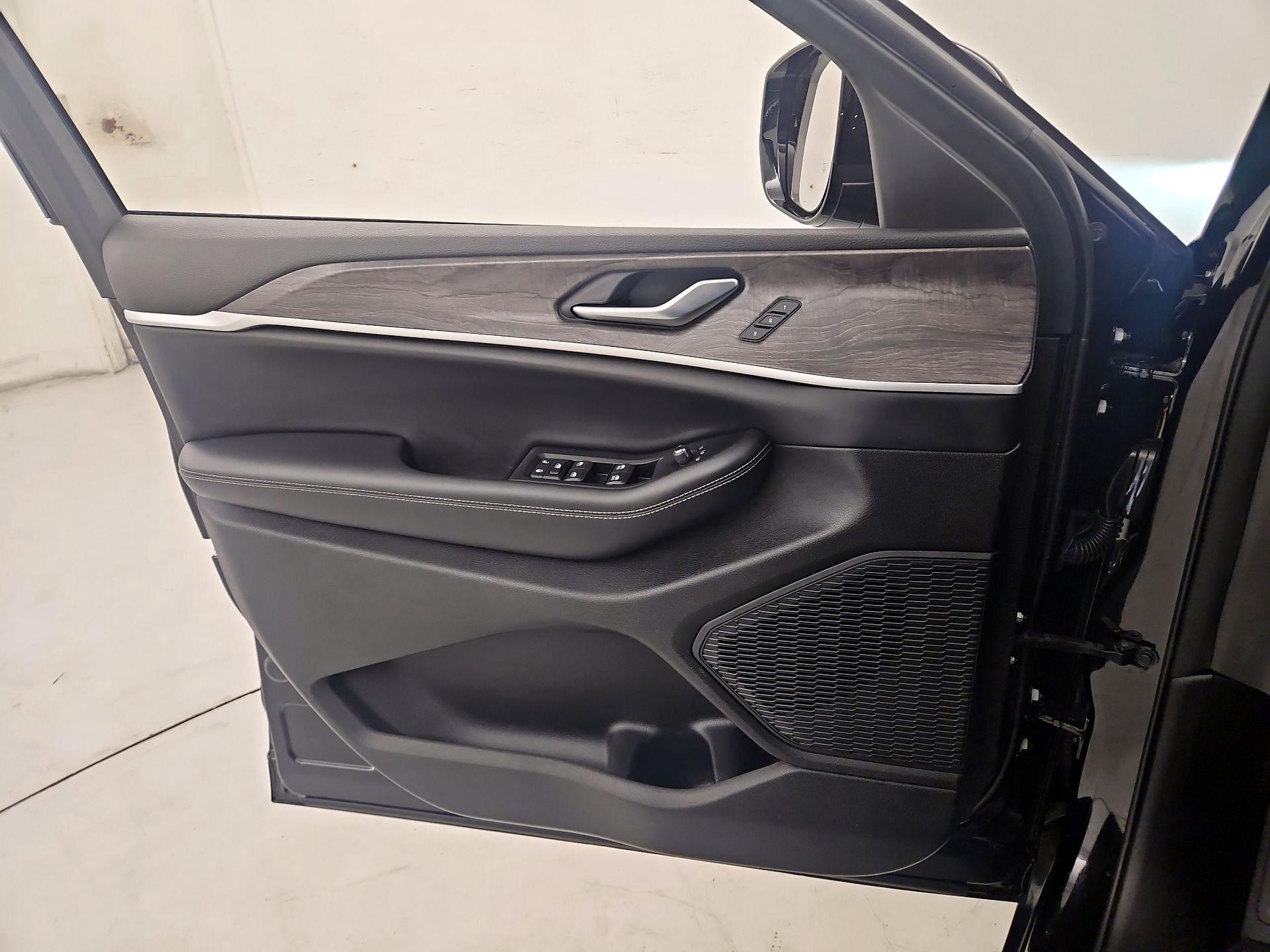 Thumbnail: 2023 Jeep Grand Cherokee L - 12