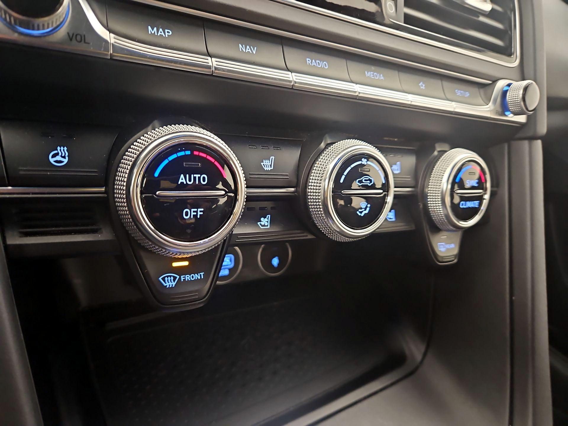 Thumbnail: 2022 Genesis G70 - 17