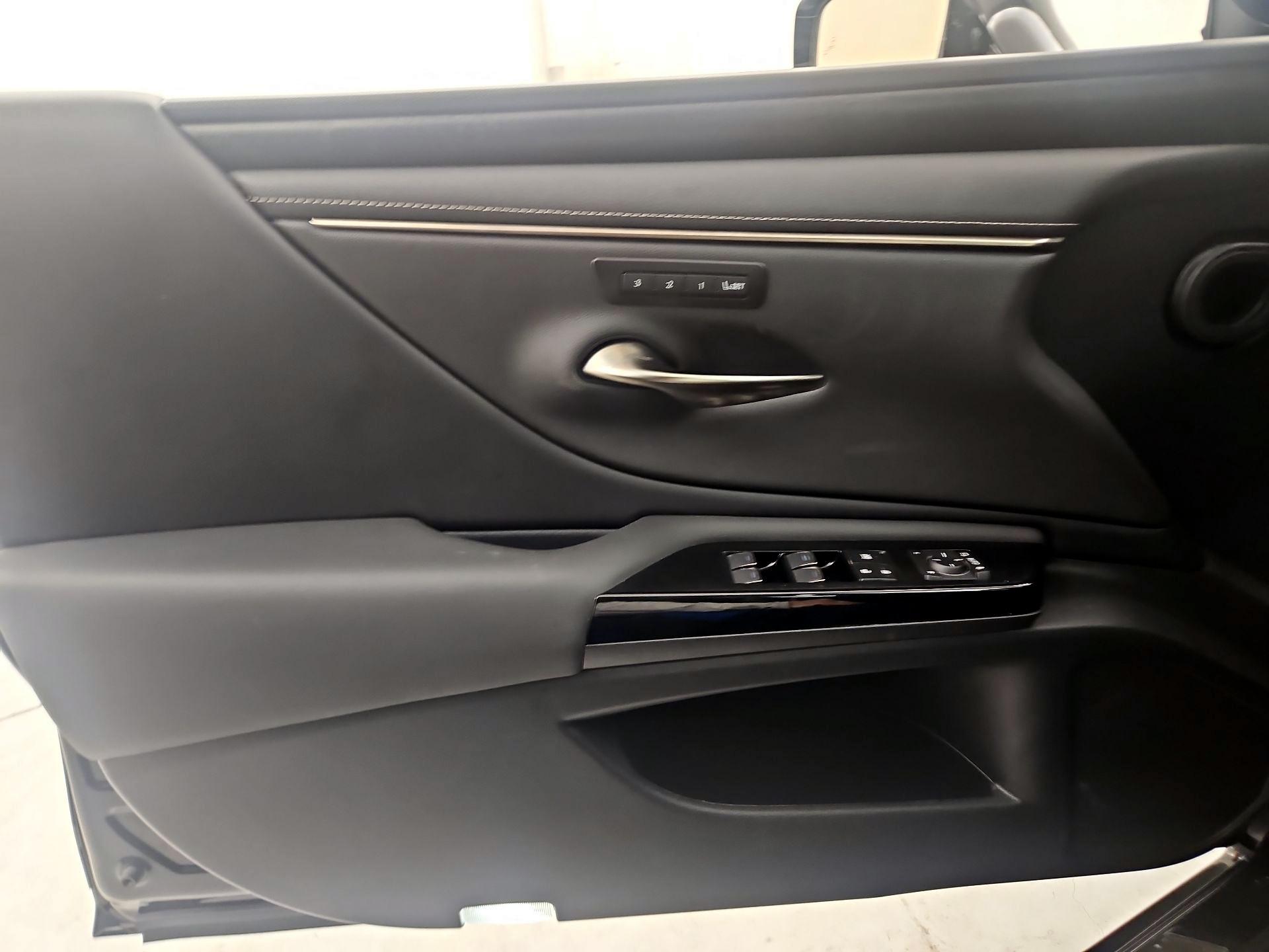 Thumbnail: 2023 Lexus ES - 12