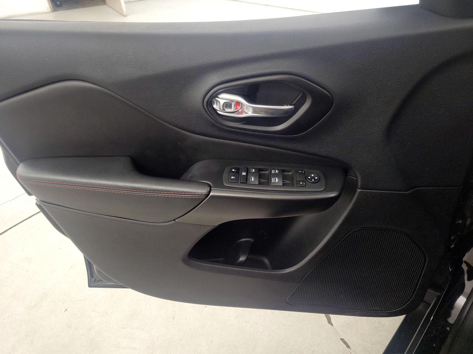 Thumbnail: 2022 Jeep Cherokee - 12