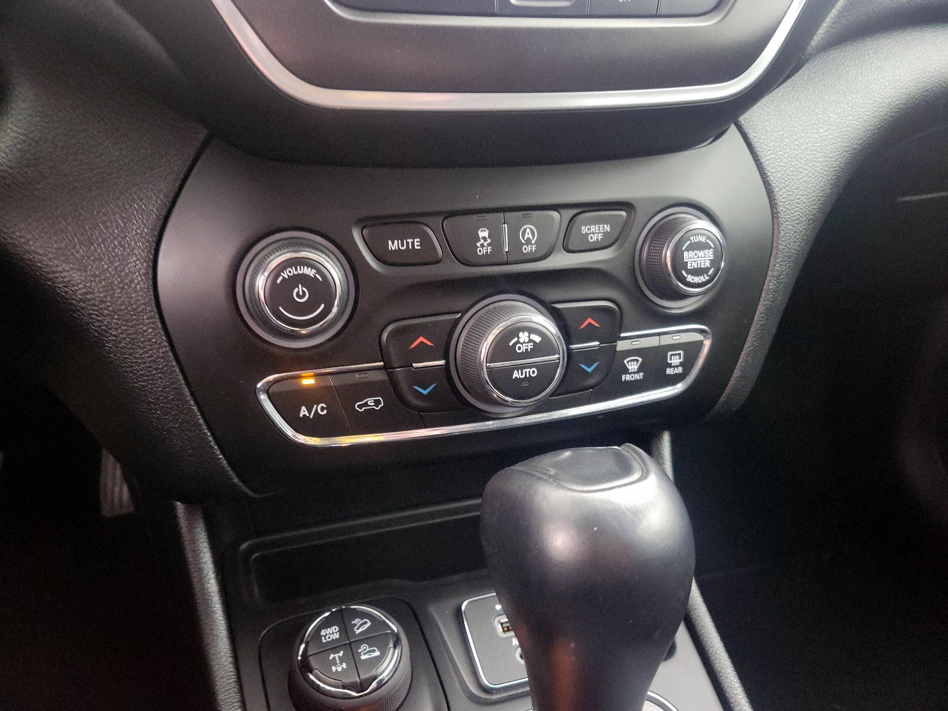 Thumbnail: 2022 Jeep Cherokee - 16