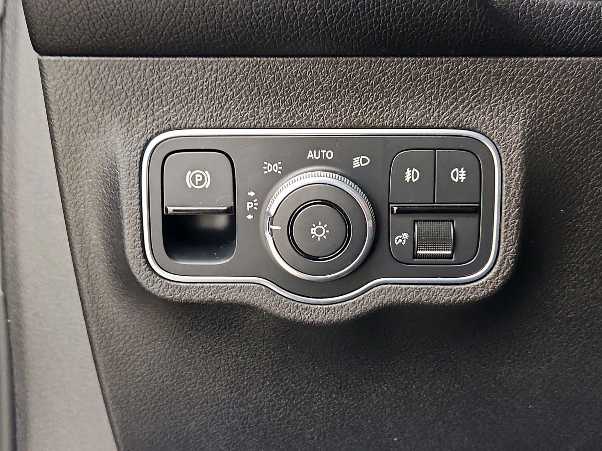 Thumbnail: 2021 Mercedes-Benz GLB - 11