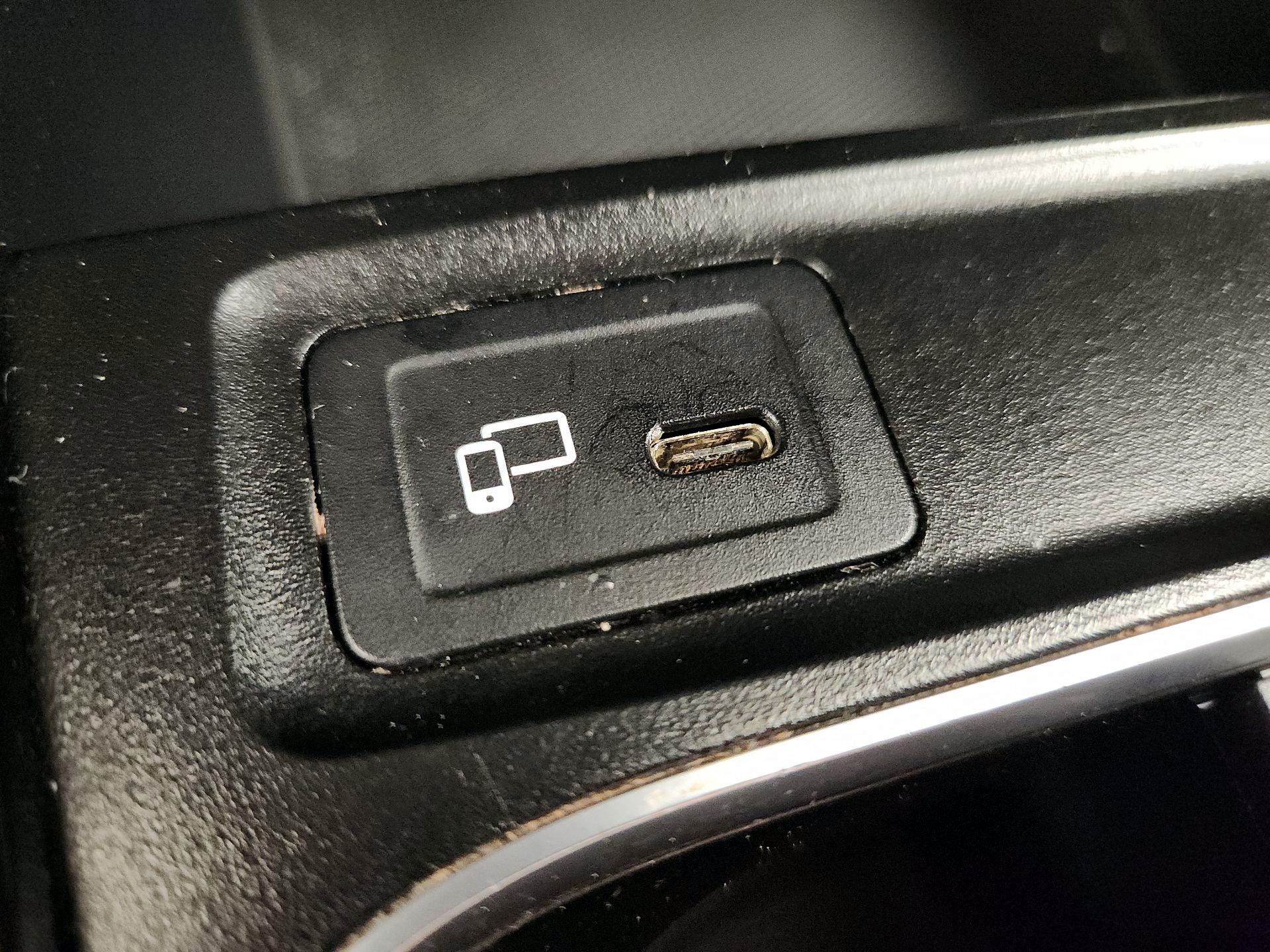 Thumbnail: 2021 Mercedes-Benz GLB - 16