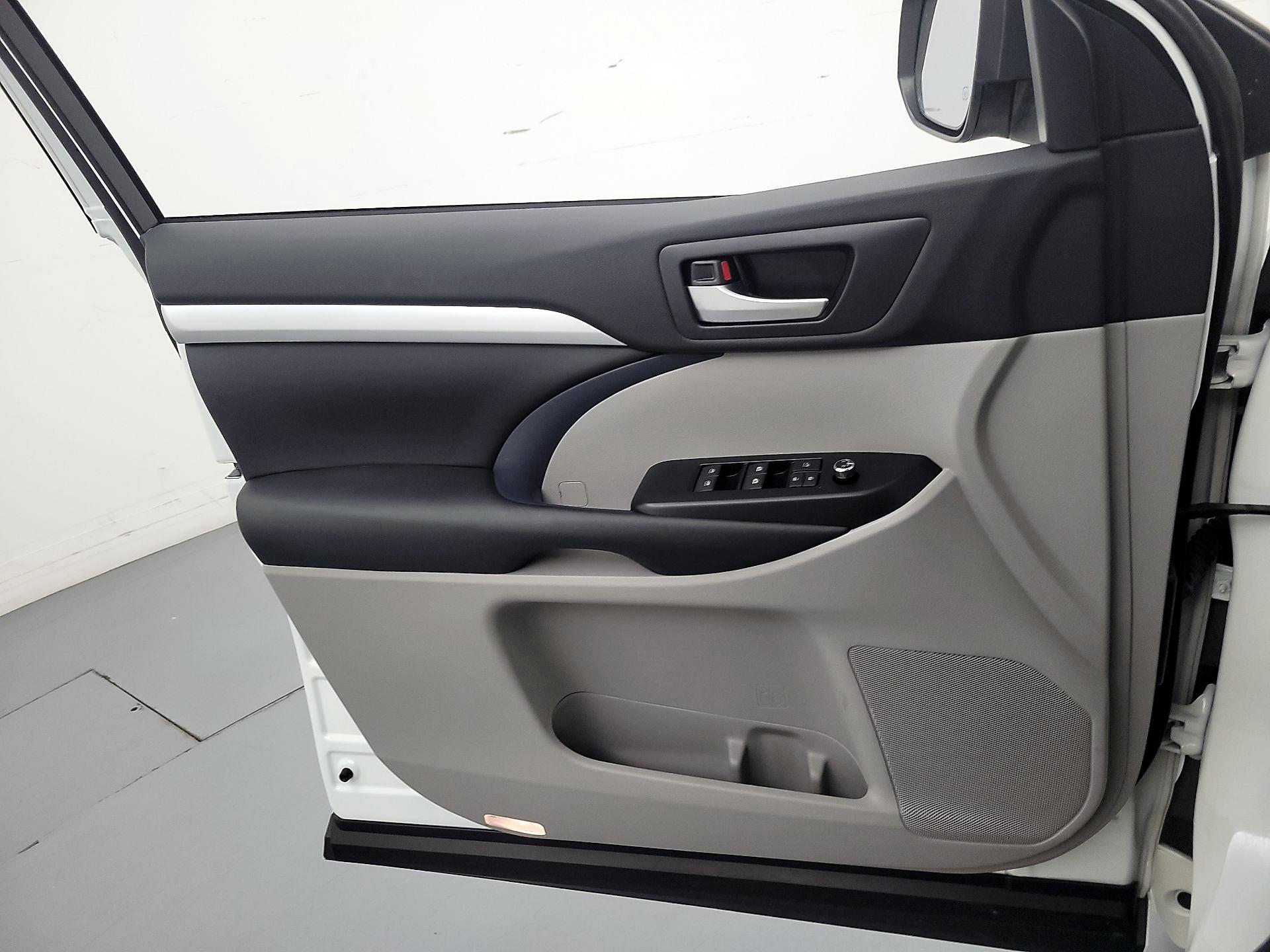 Thumbnail: 2018 Toyota Highlander - 12