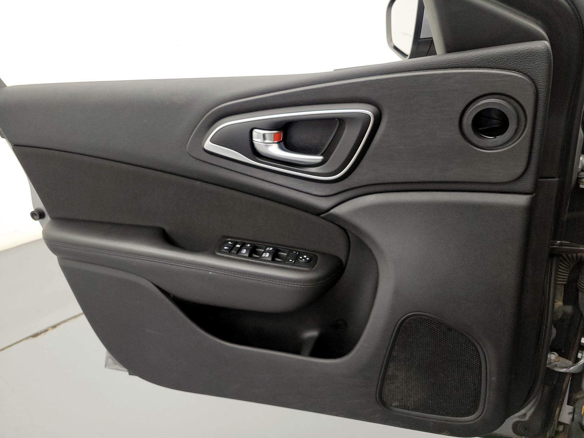 Thumbnail: 2015 Chrysler 200 - 12