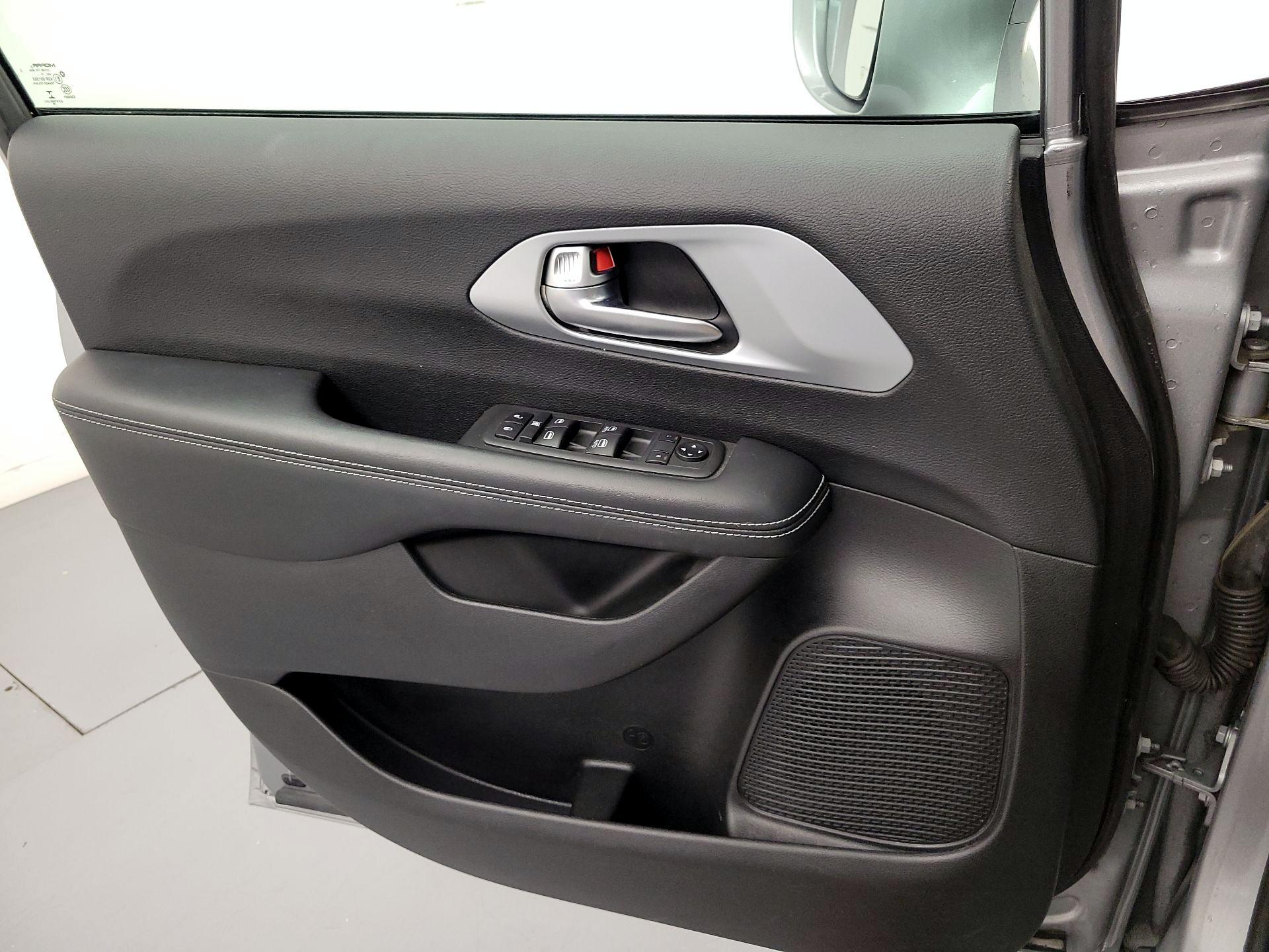 Thumbnail: 2020 Chrysler Pacifica - 12