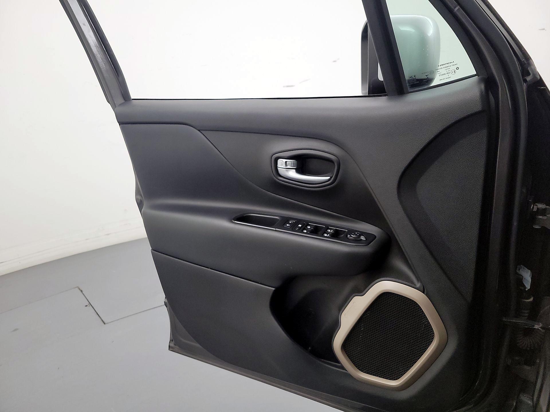 Thumbnail: 2017 Jeep Renegade - 12