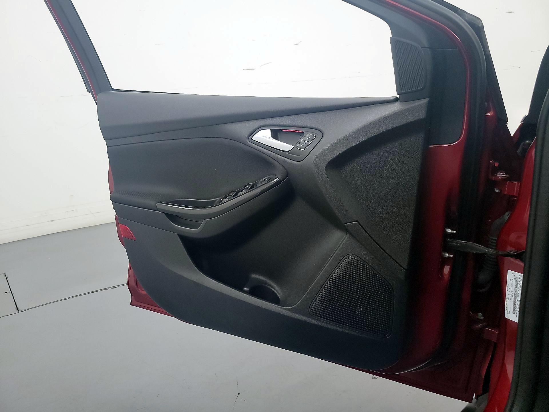 Thumbnail: 2015 Ford Focus - 12