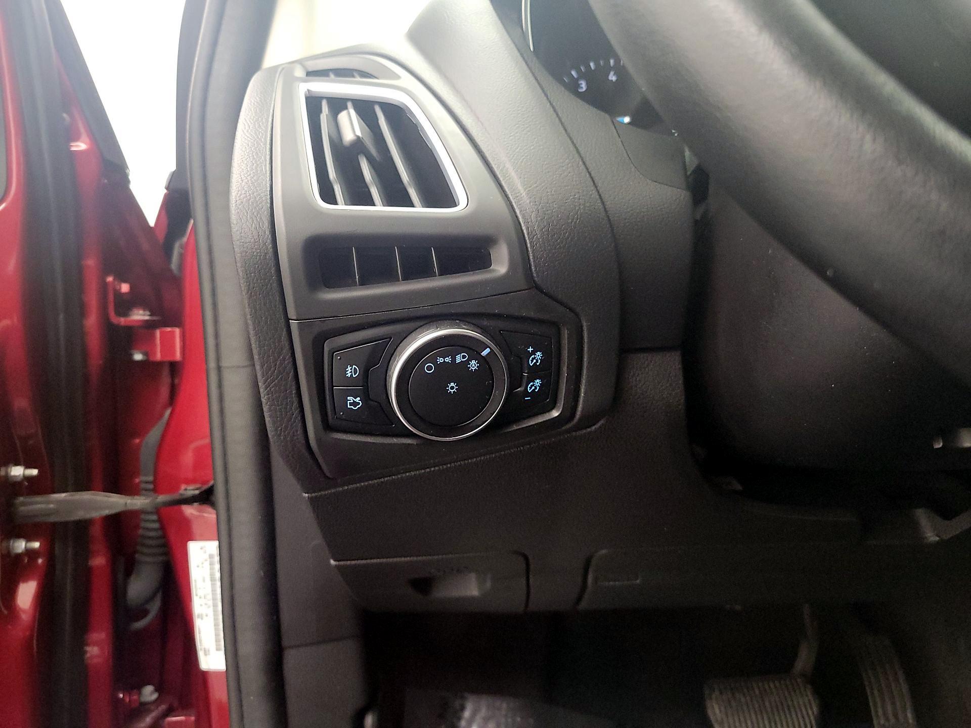 Thumbnail: 2015 Ford Focus - 13