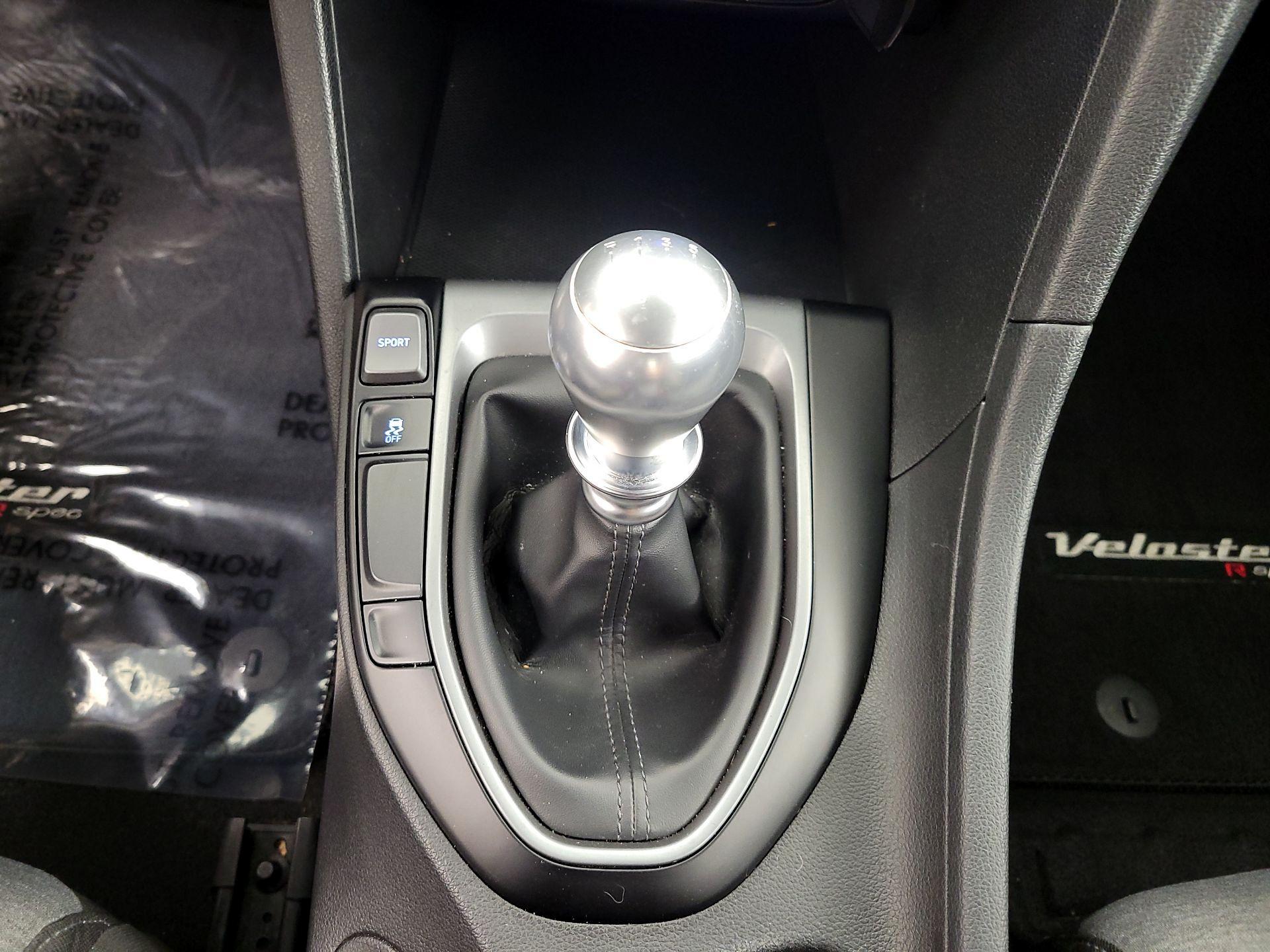 Thumbnail: 2020 Hyundai Veloster - 17