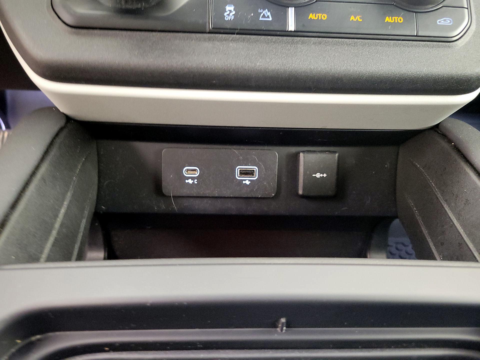 Thumbnail: 2023 Land Rover Defender - 19