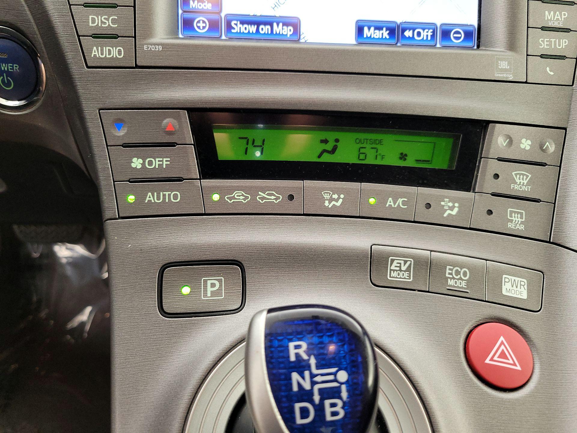 Thumbnail: 2015 Toyota Prius - 17