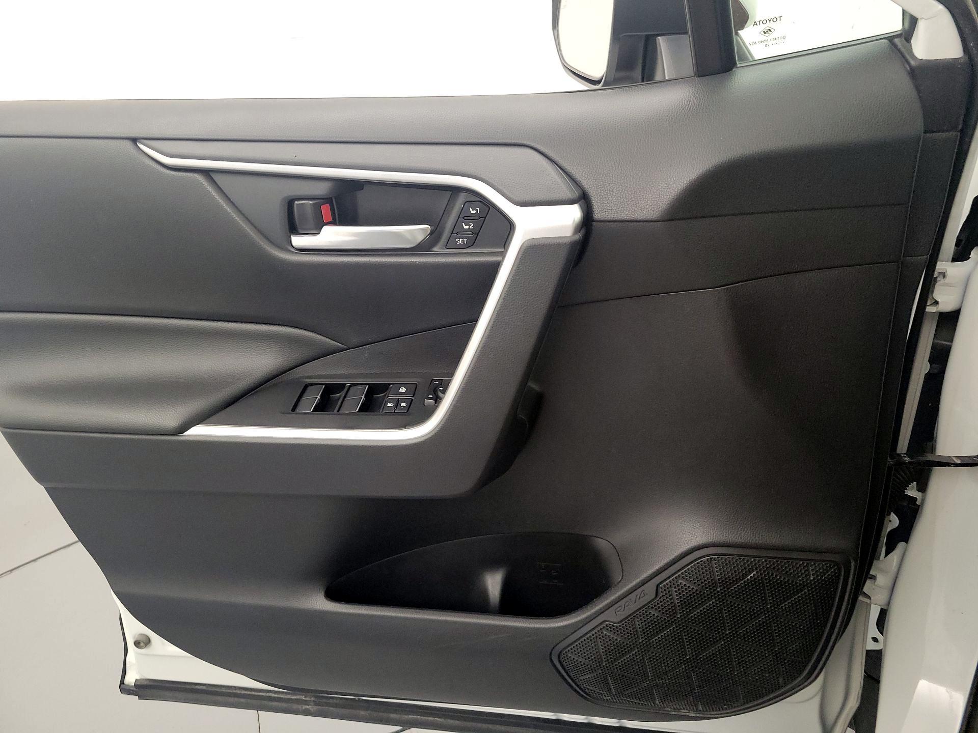 Thumbnail: 2020 Toyota RAV4 - 12