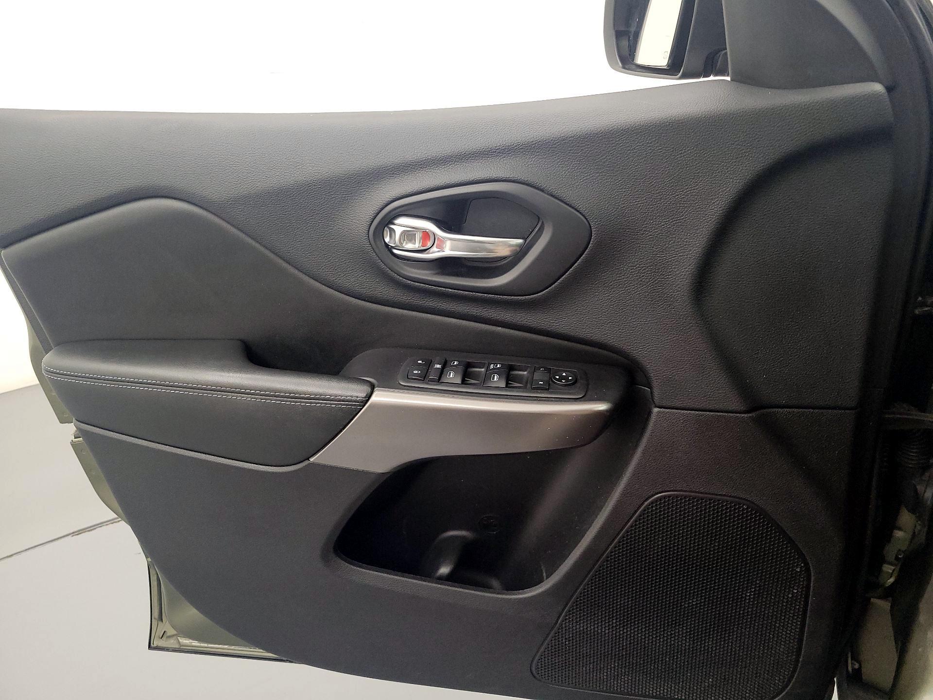 Thumbnail: 2019 Jeep Cherokee - 12