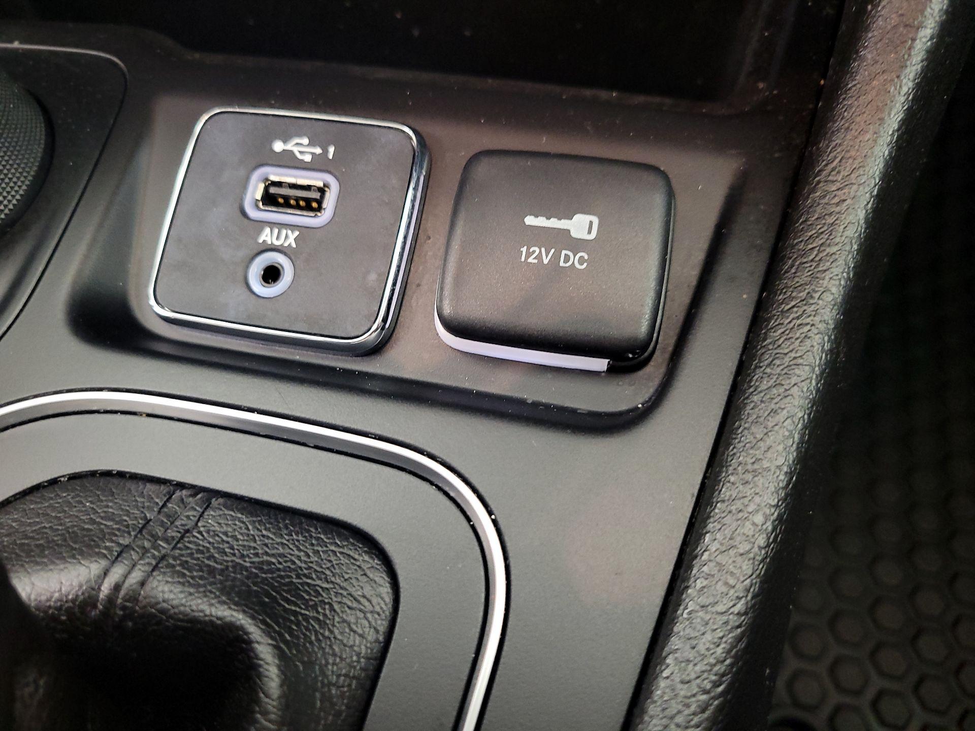 Thumbnail: 2019 Jeep Cherokee - 18