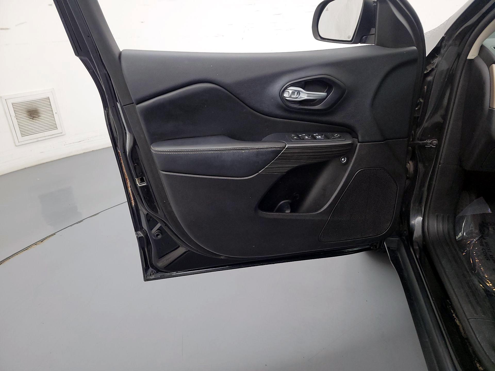 Thumbnail: 2016 Jeep Cherokee - 12