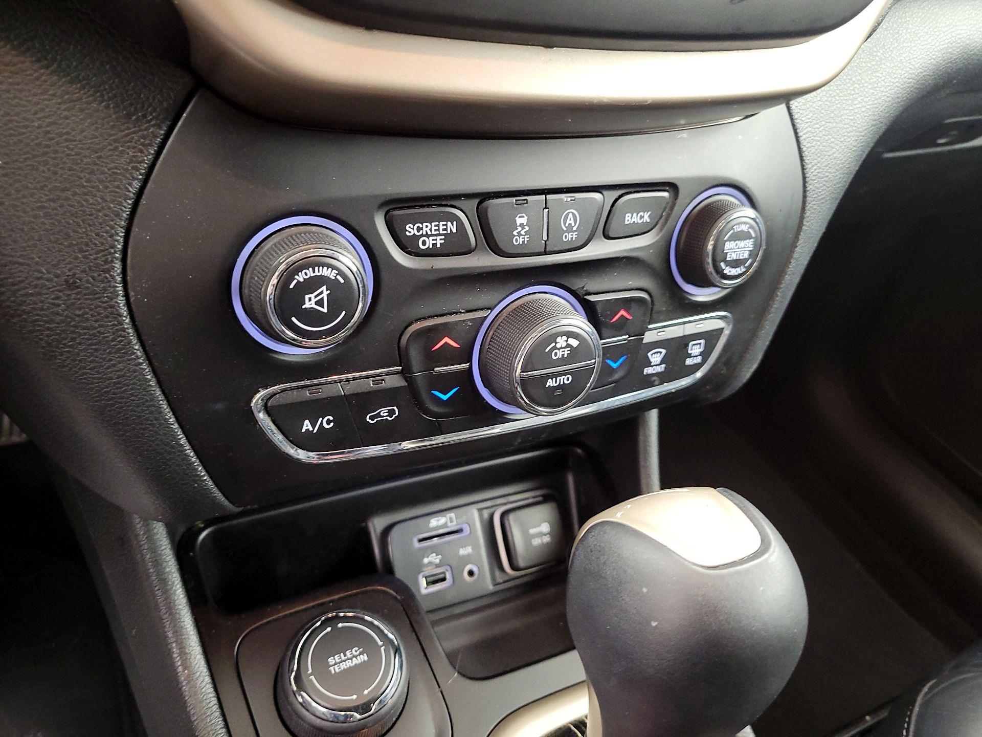 Thumbnail: 2016 Jeep Cherokee - 17