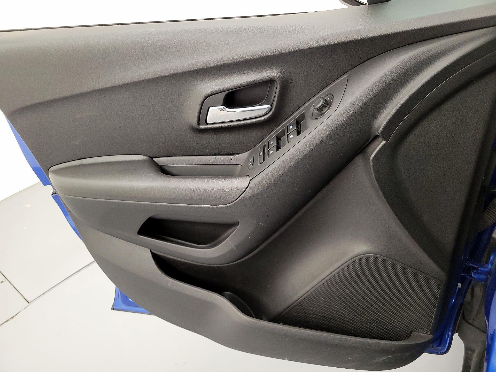 Thumbnail: 2016 Chevrolet Trax - 12