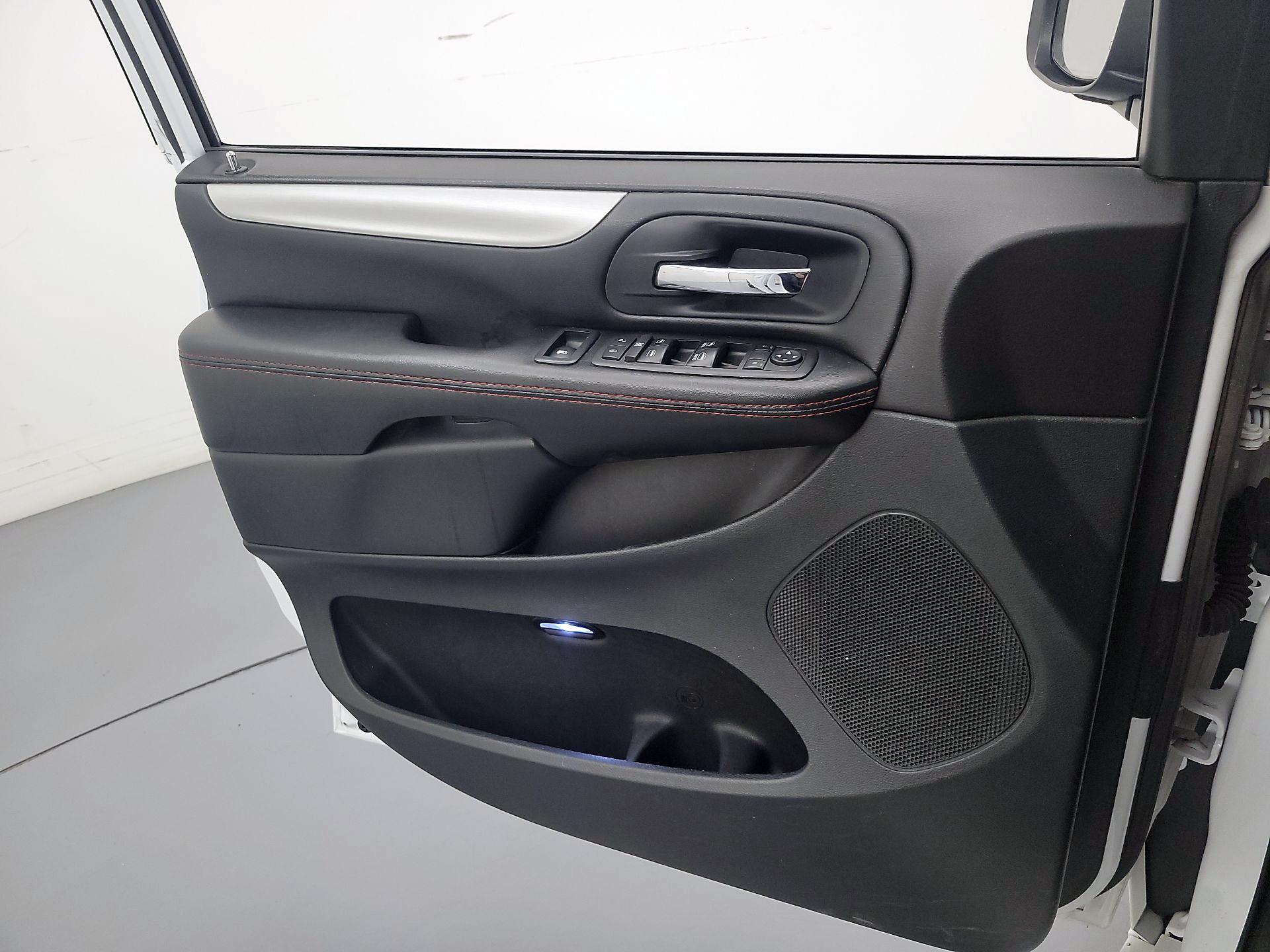 Thumbnail: 2018 Dodge Grand Caravan - 12