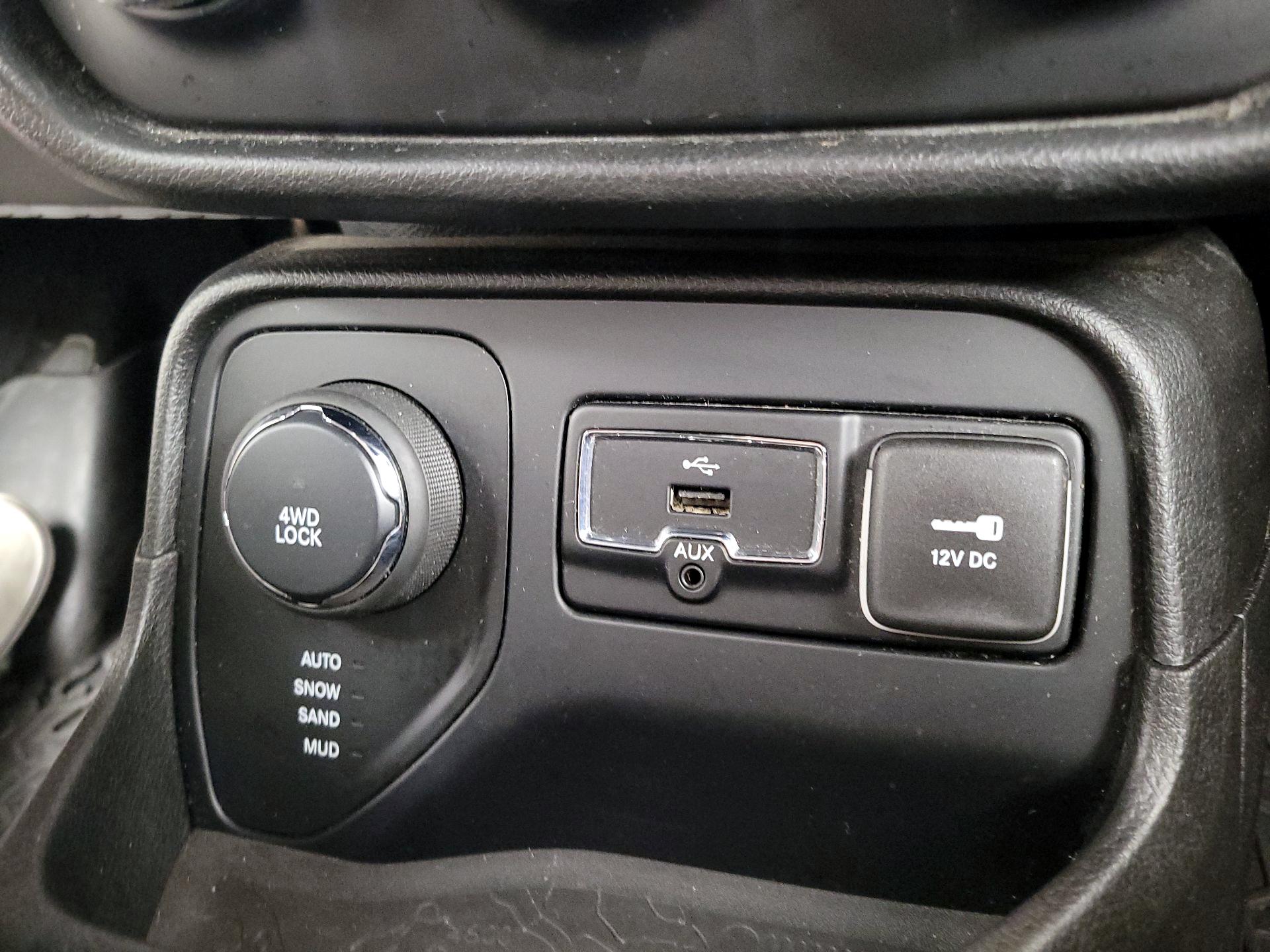 Thumbnail: 2015 Jeep Renegade - 18