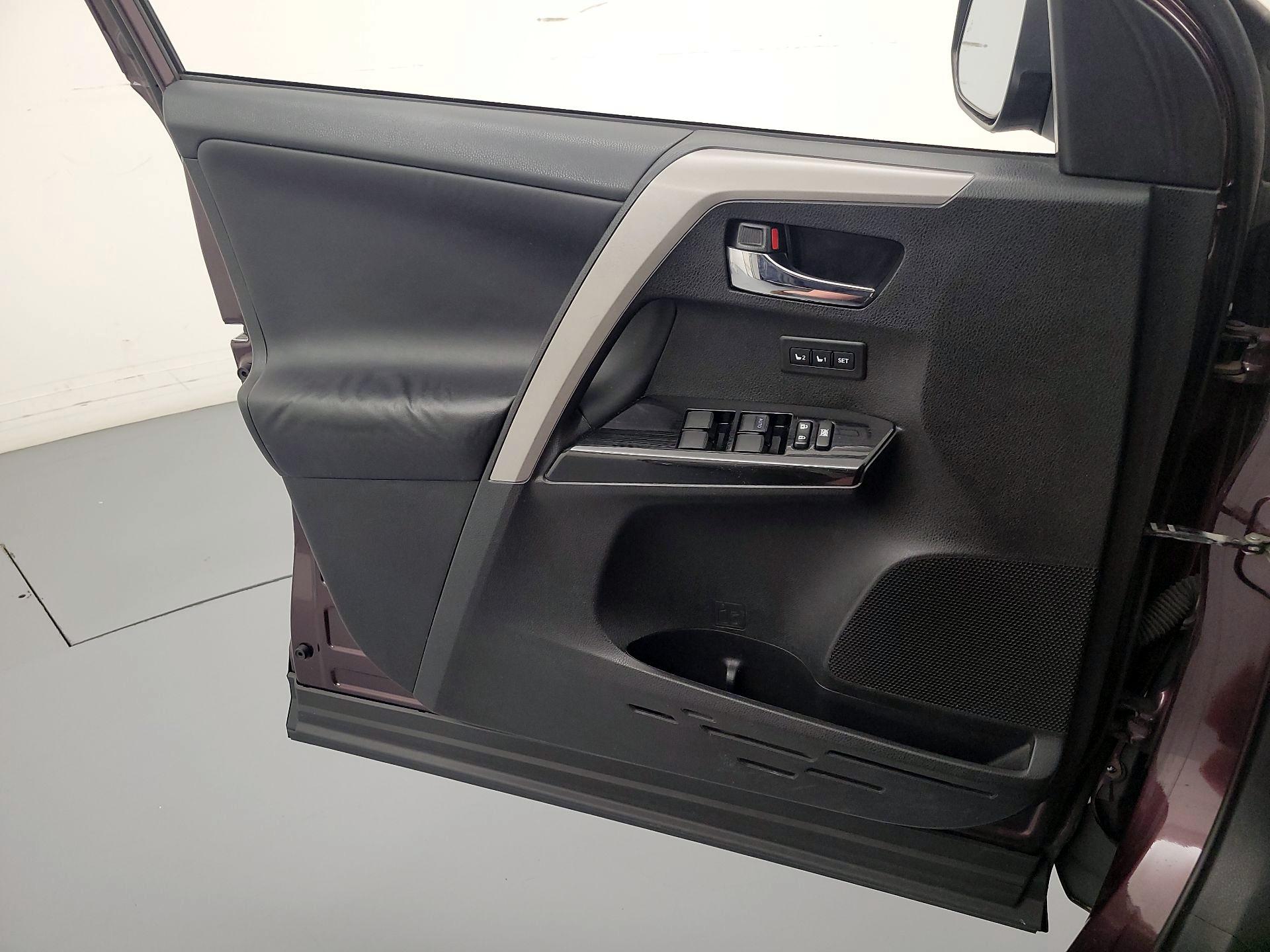 Thumbnail: 2016 Toyota RAV4 - 12