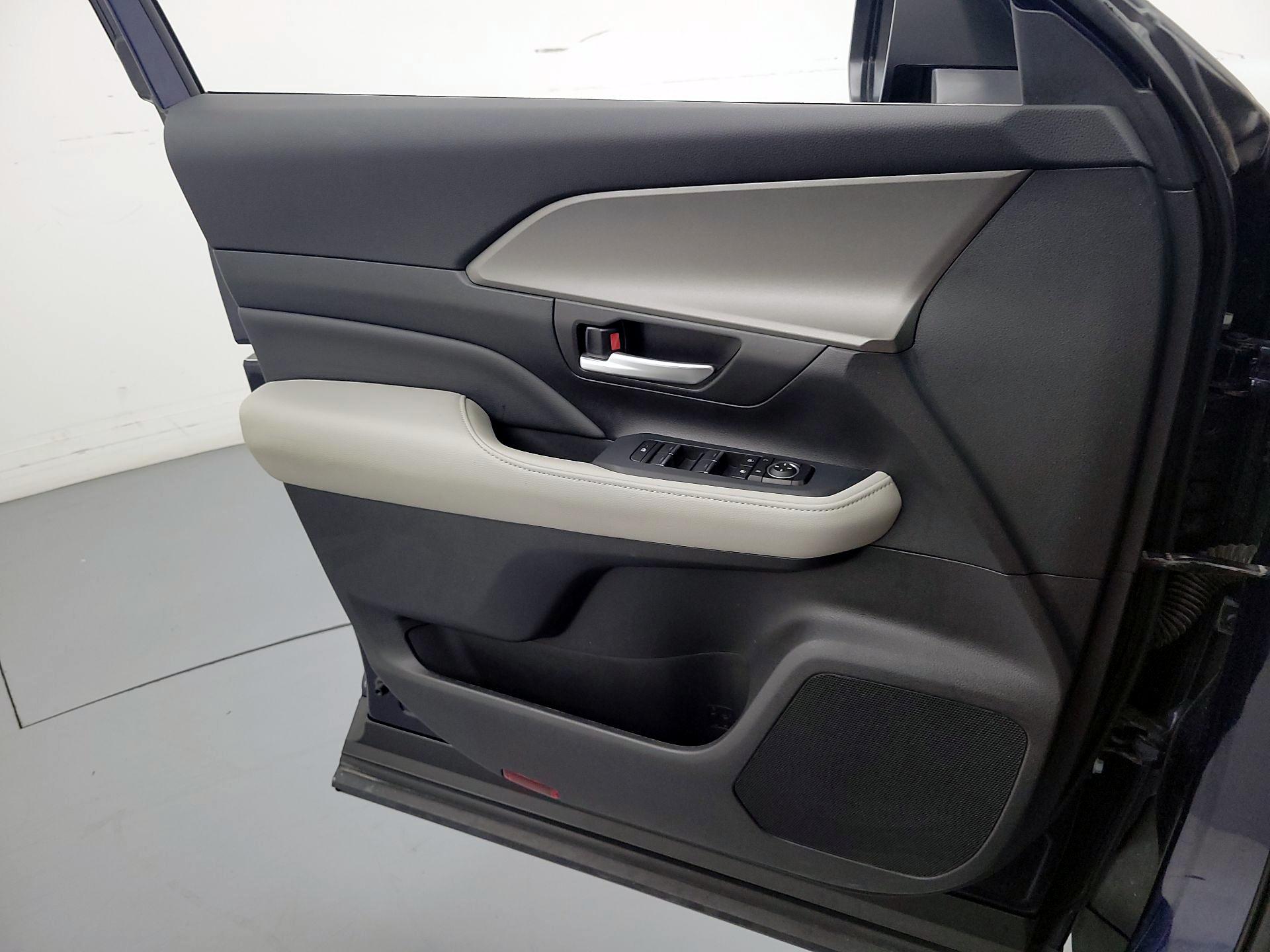 Thumbnail: 2025 Toyota Highlander - 12