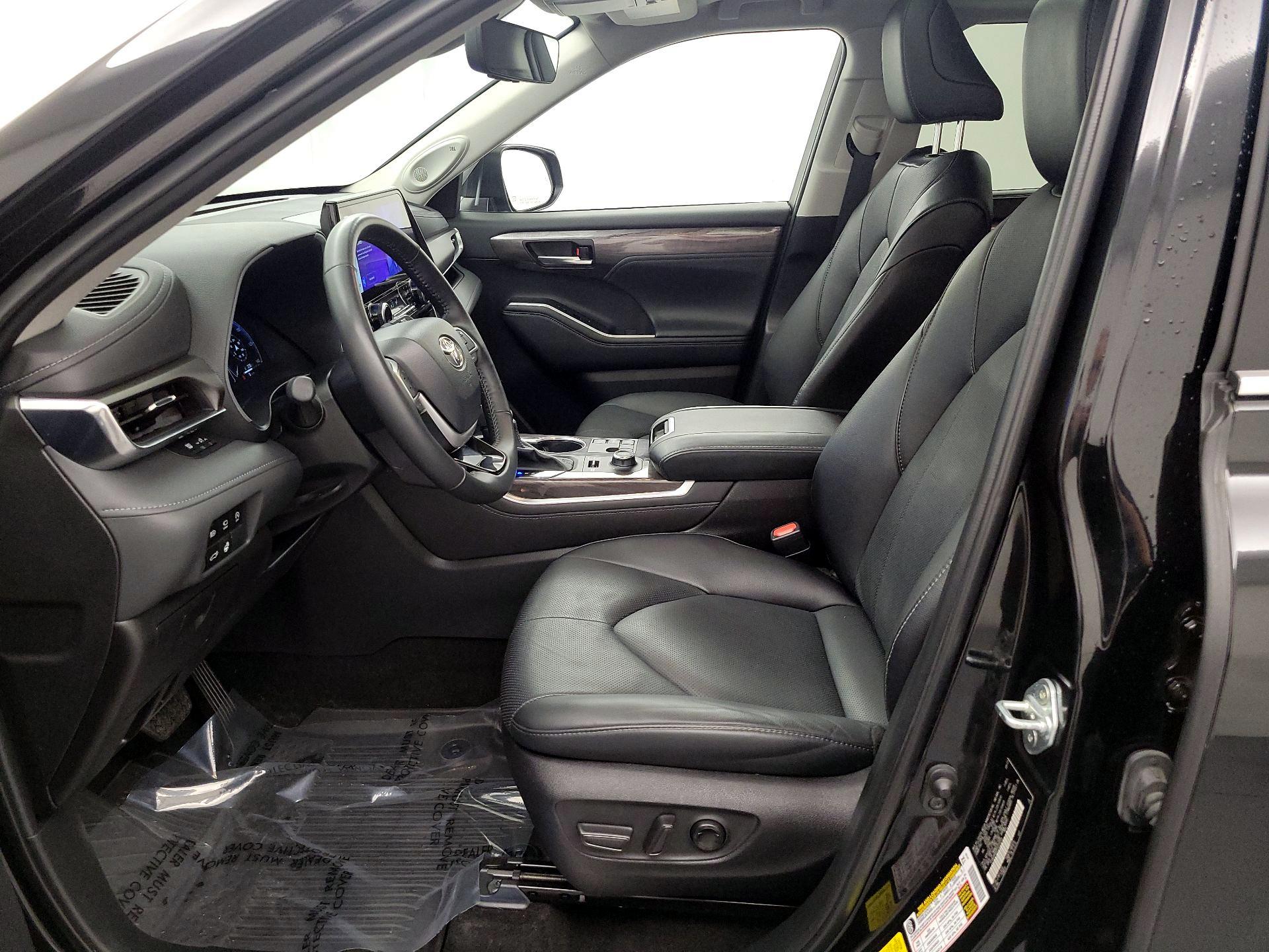 Thumbnail: 2023 Toyota Highlander - 11