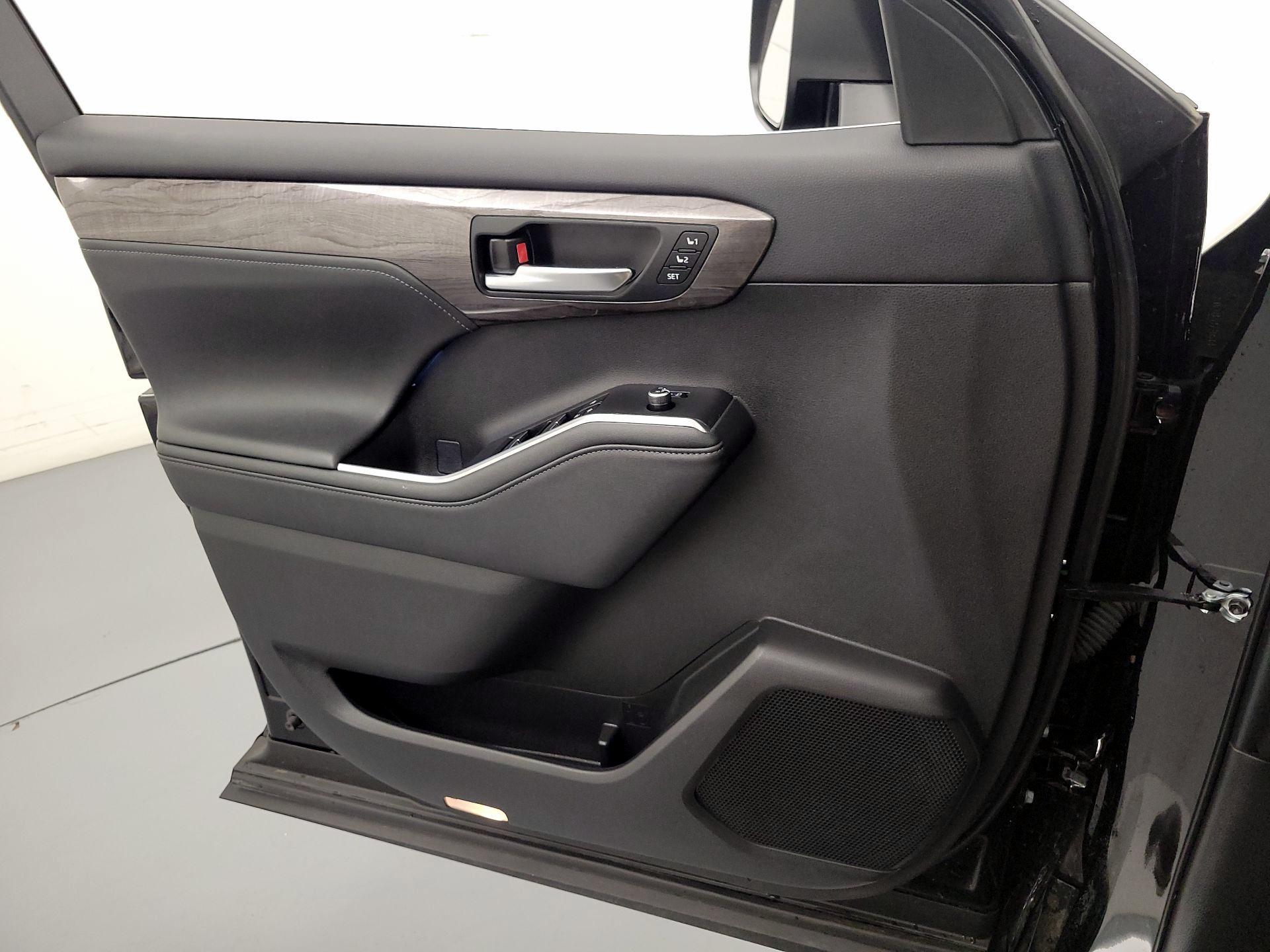 Thumbnail: 2023 Toyota Highlander - 12