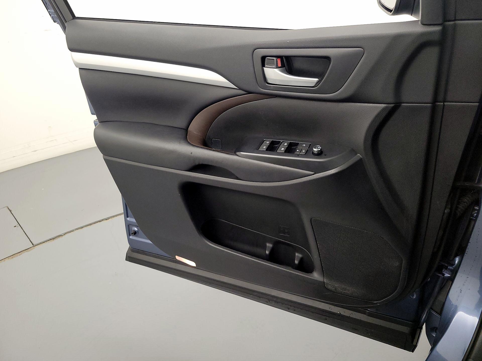 Thumbnail: 2017 Toyota Highlander - 12