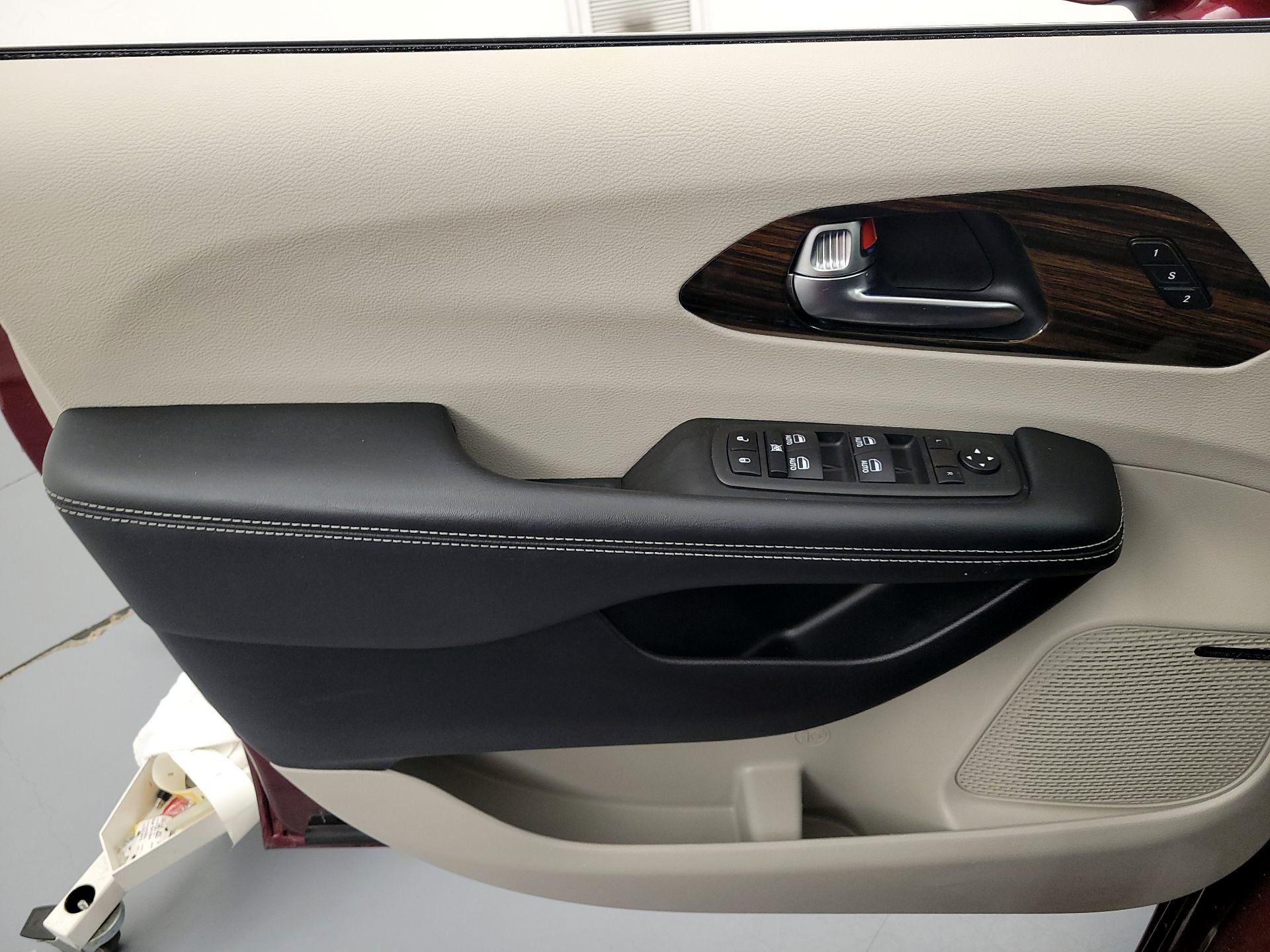 Thumbnail: 2022 Chrysler Pacifica - 12