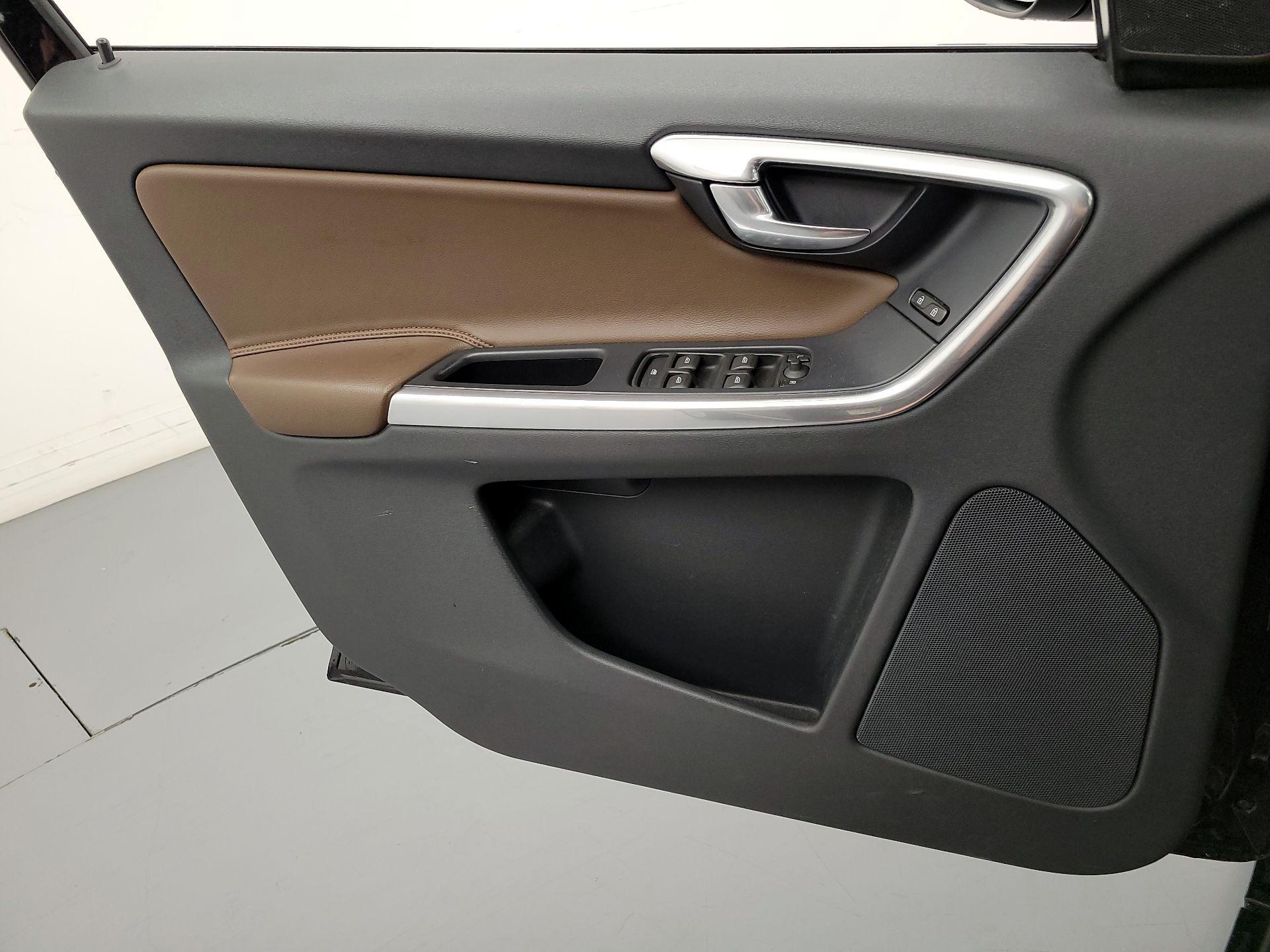 Thumbnail: 2016 Volvo XC60 - 12