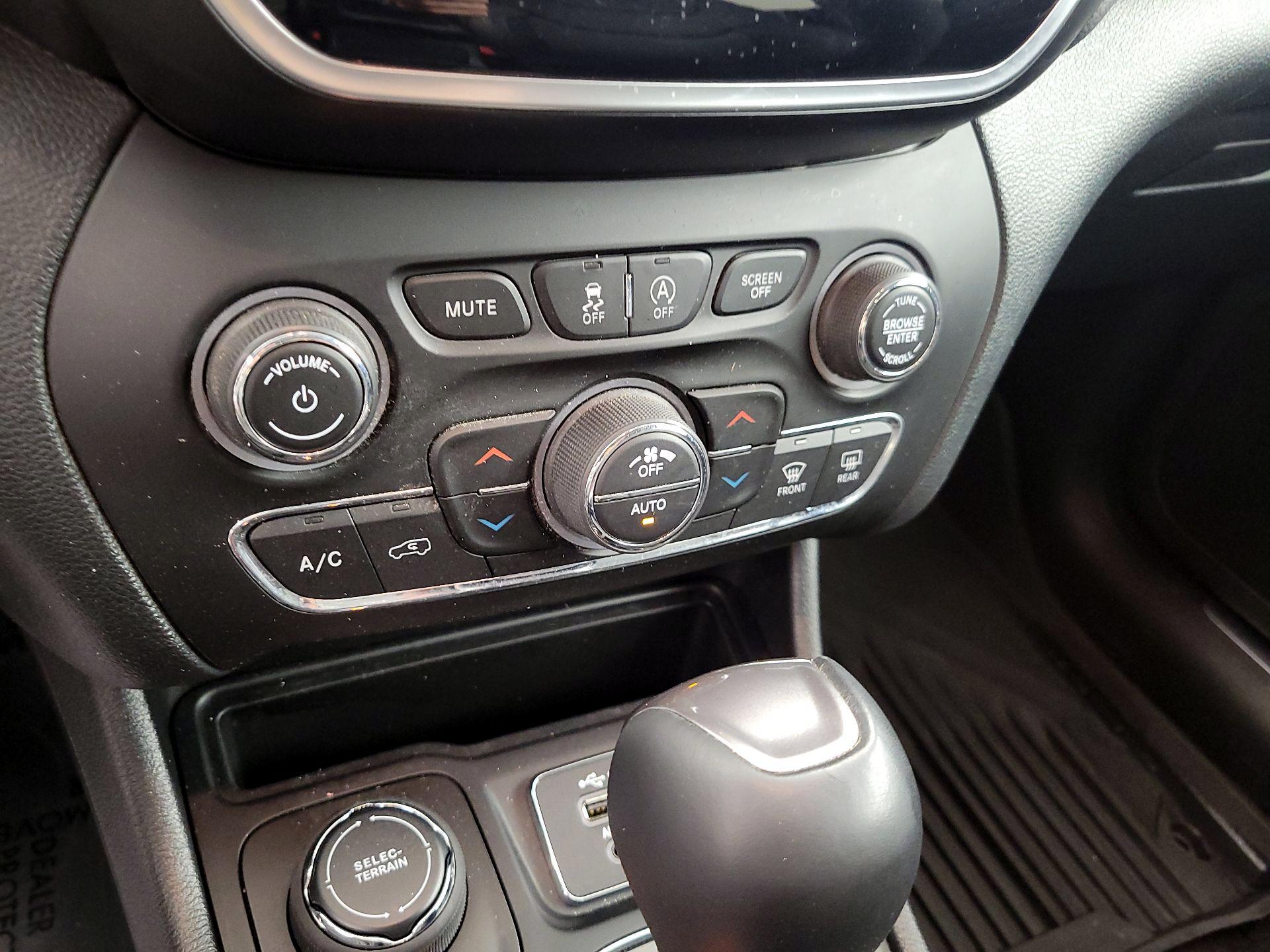 Thumbnail: 2020 Jeep Cherokee - 16