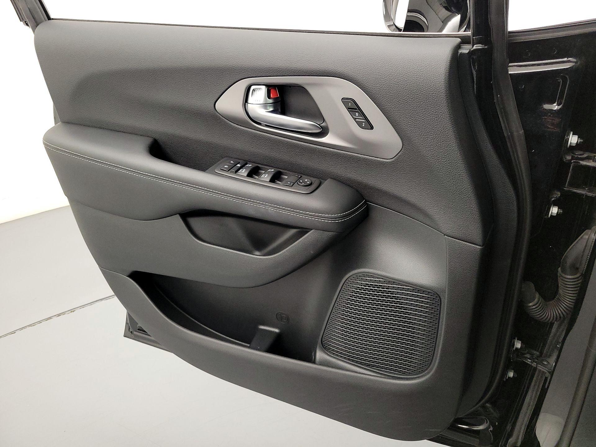 Thumbnail: 2025 Chrysler Pacifica - 12