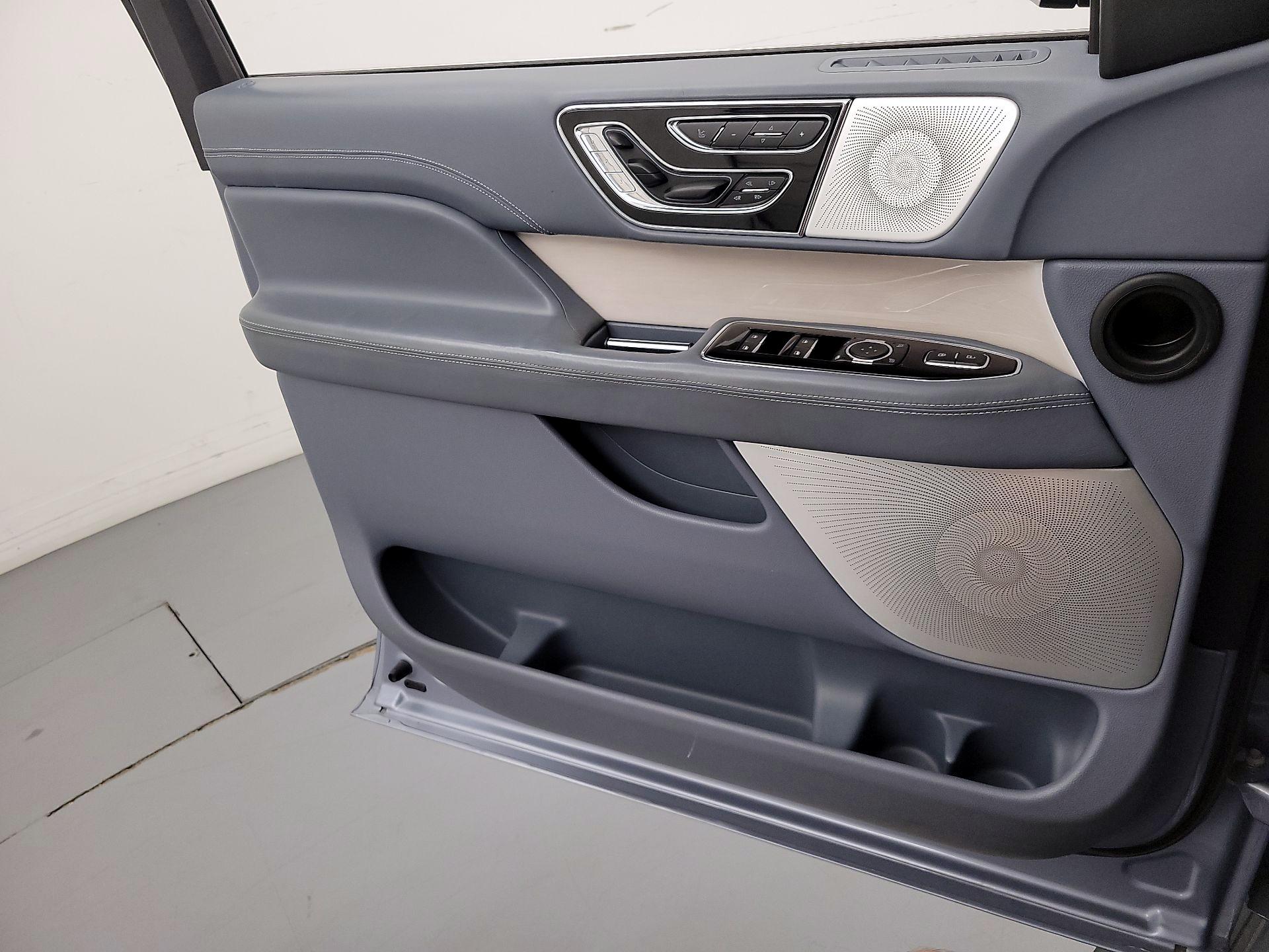 Thumbnail: 2019 Lincoln Navigator - 12