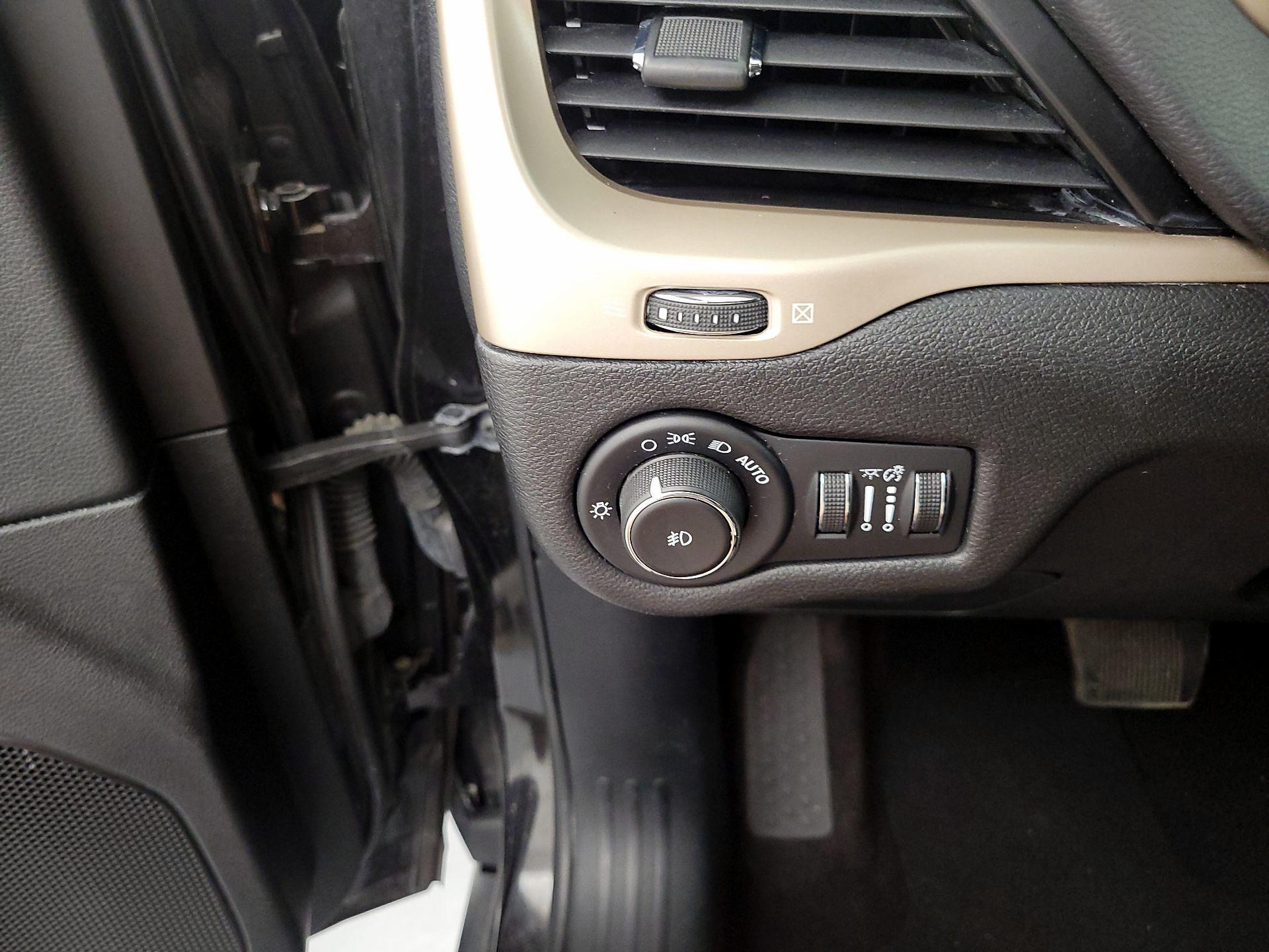 Thumbnail: 2017 Jeep Cherokee - 13